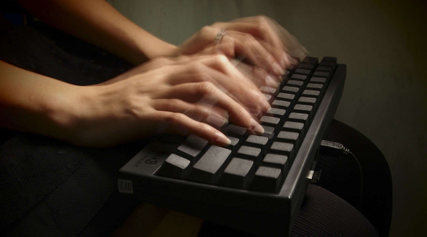 Человек набирает текст. Печатает на клавиатуре. Руки печатающие на клавиатуре. Руки печатают. Руки печатают на клавиатуре.