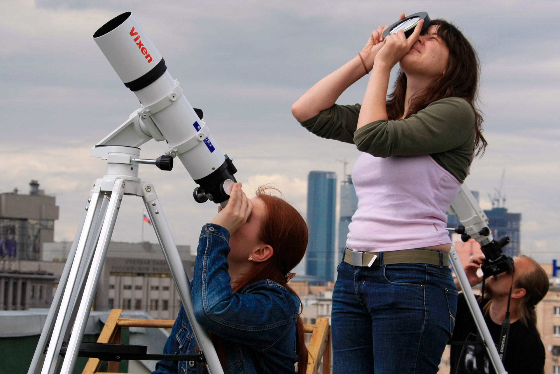 Наблюдать поразить. Телескоп. Человек с телескопом. Наблюдение в телескоп. Девушка с телескопом.