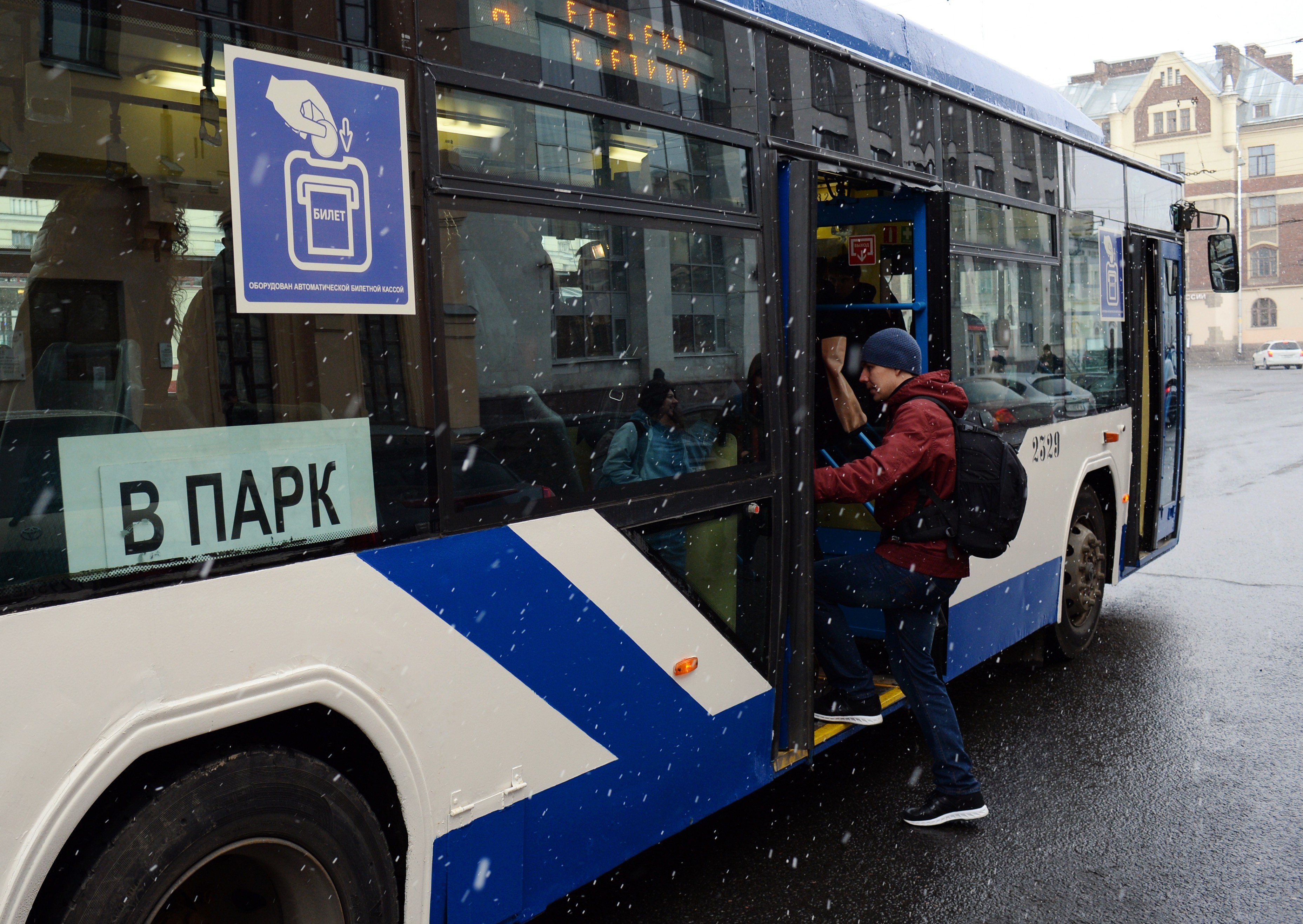 Бабка затаскивает скамейку в автобус