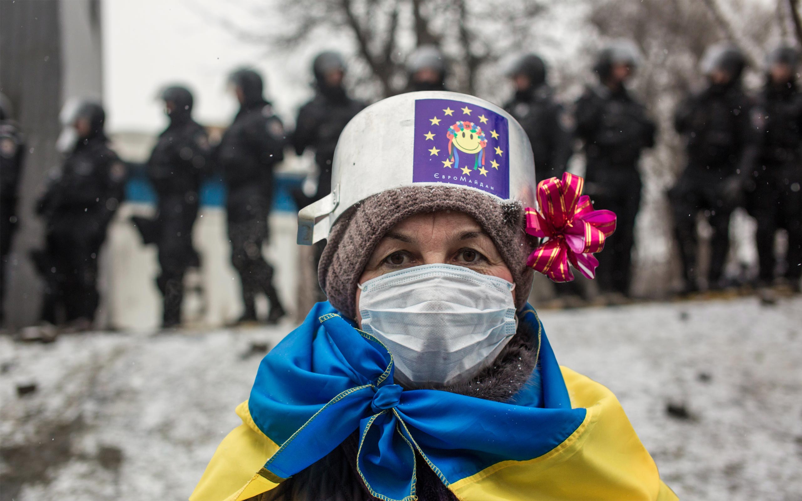 Украинцы безумны. Майдан 2014 кастрюлеголовые. Евромайдан кастрюли. Майдан 2014 кастрюли на голове.