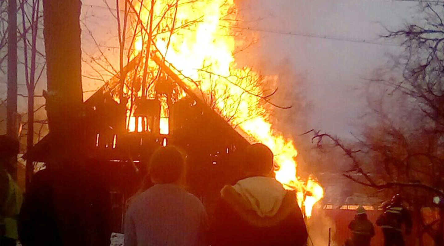 Очевидцы: В Луге при пожаре в жилом доме пострадала девочка