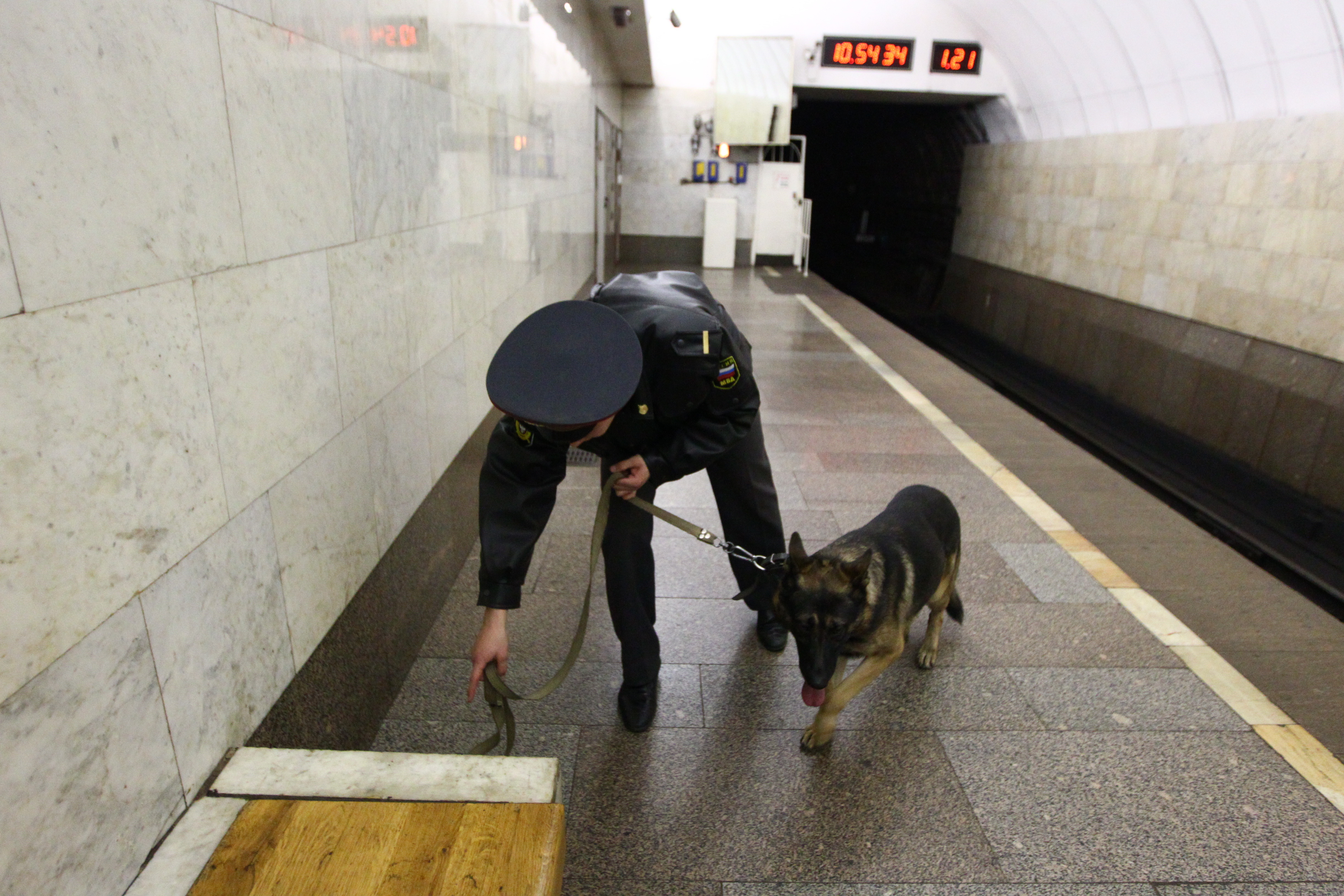 Кинул в метро. Полиция в метро СПБ. Полицейский с собакой в метро. Милиция метро. Милиционер у метро.