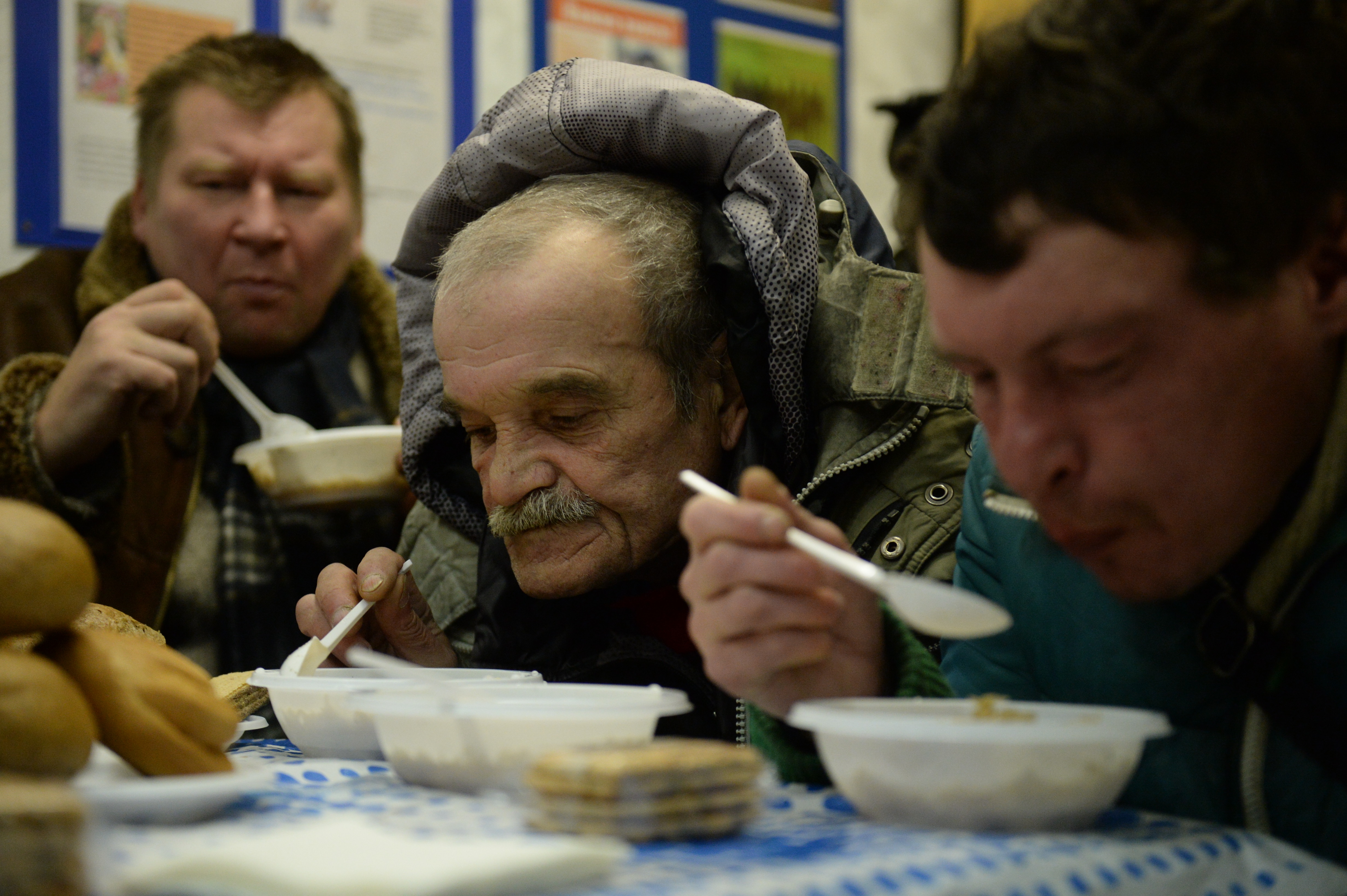 Гражданин бомж. Интернат для бездомных людей. Поддержка бездомных граждан. Бездомные ветераны в России.