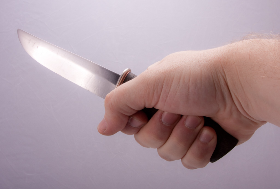 Статья за ножевое. Изъятые ножи. Во сне отец угрожал ножом.