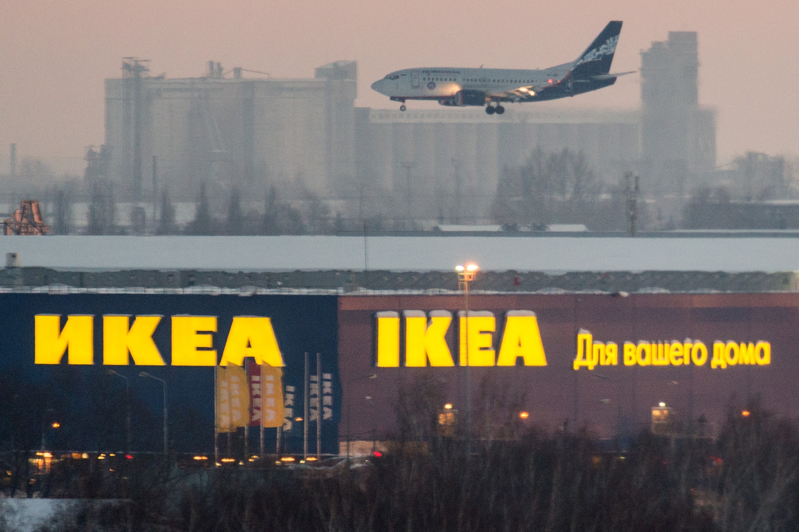 IKEA попросила подростков не ночевать в магазинах