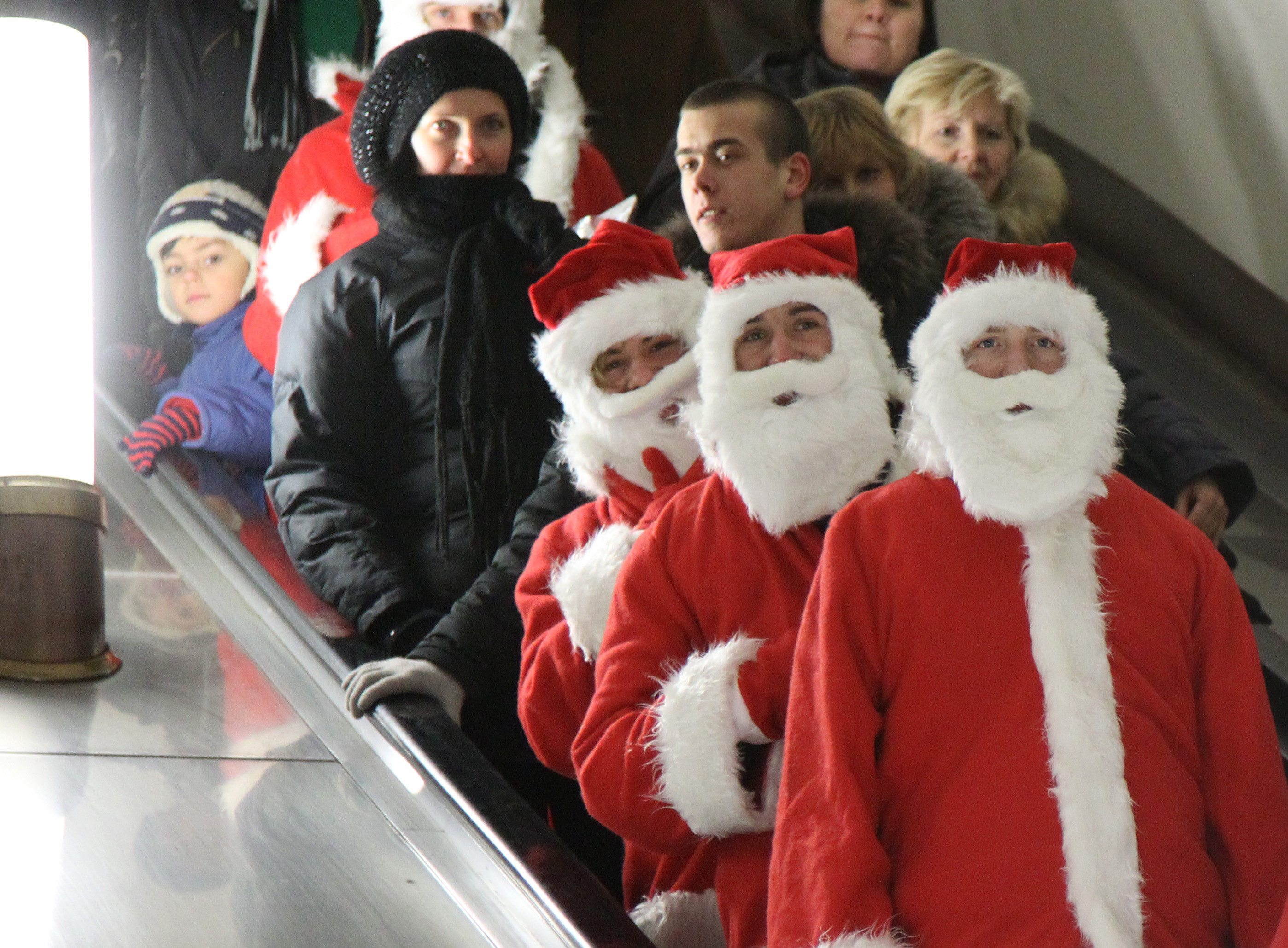 Флешмоб деда мороза в метро. Санта Клаус в метро. Встреча нового года в метро. Новый год (праздник) метро. С новым годом метро.