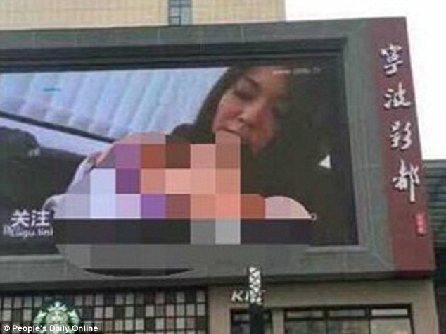 Порно ролик на рекламном стенде в центре Москвы (ВИДЕО) 18+!!!