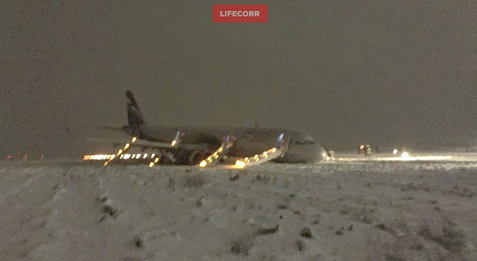 представитель аэрофлота в шереметьево. взлетная полоса калининград. самолет шереметьево калининград. а321 калининград аэрофлот. а-321 выкатился в калининграде.