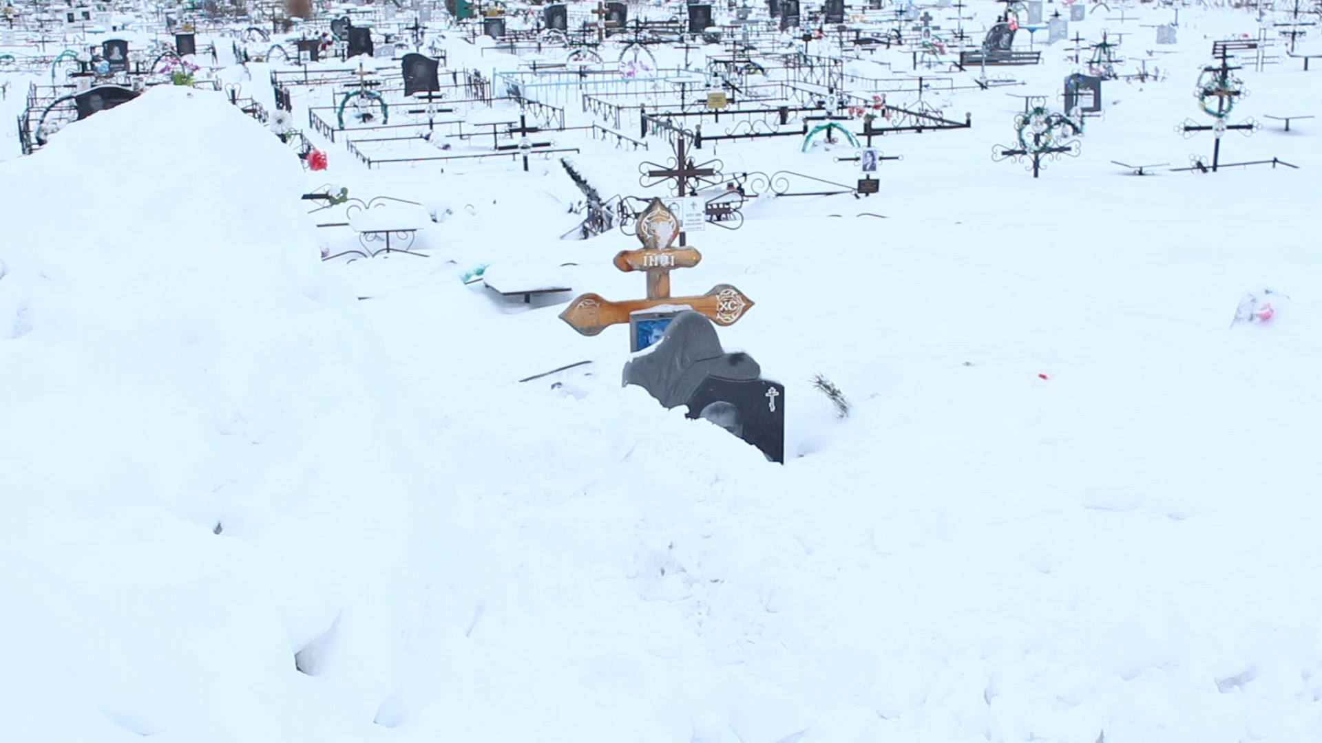 Снег похоронит. Могила в снегу. Могила в сугробе. Могила из снега. Одинокая могила снег.