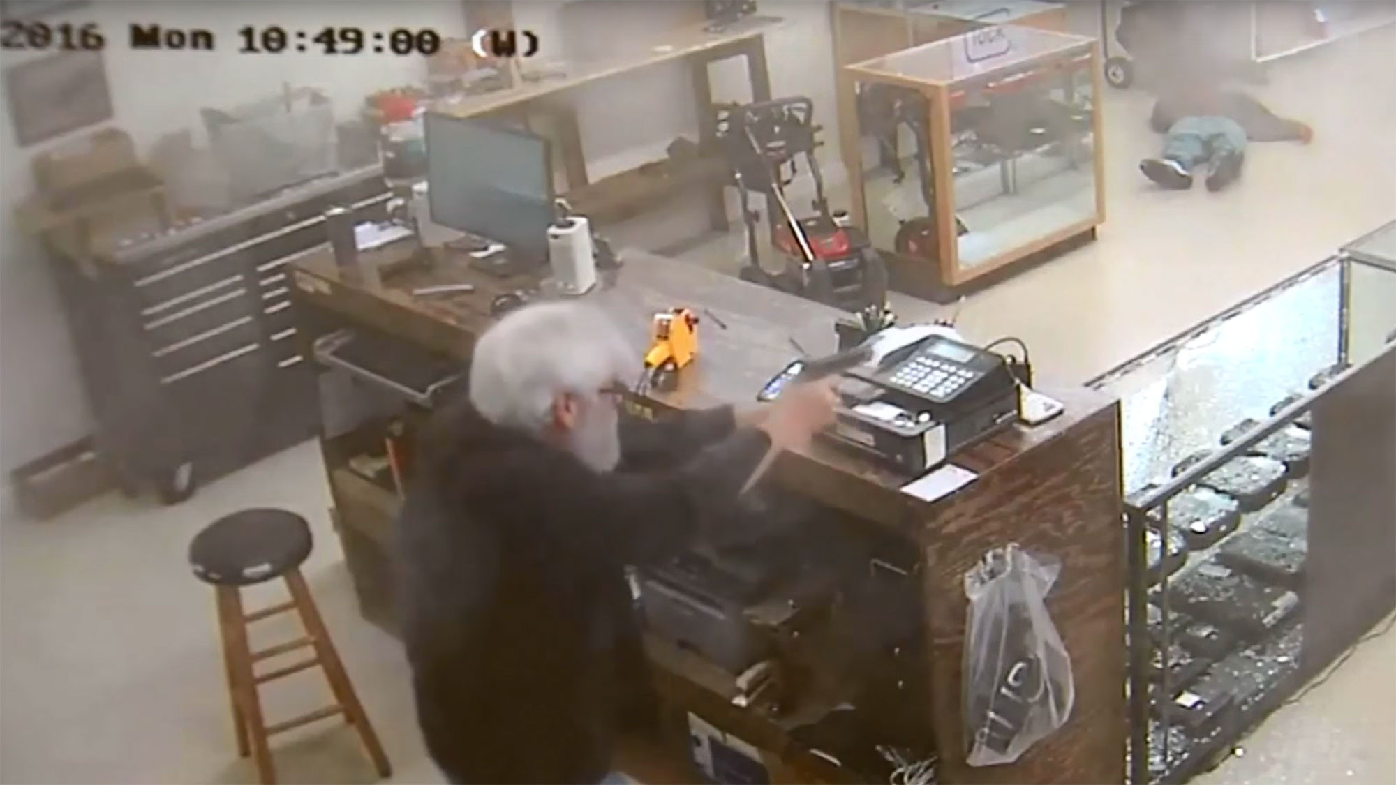 Ограбление круглосуточного магазина в америке. Как ограбить музей в one armed robber. Ограбили букмекерскую контору в балашихе. Как ограбить музей в one armed robber. Магазины target грабят.