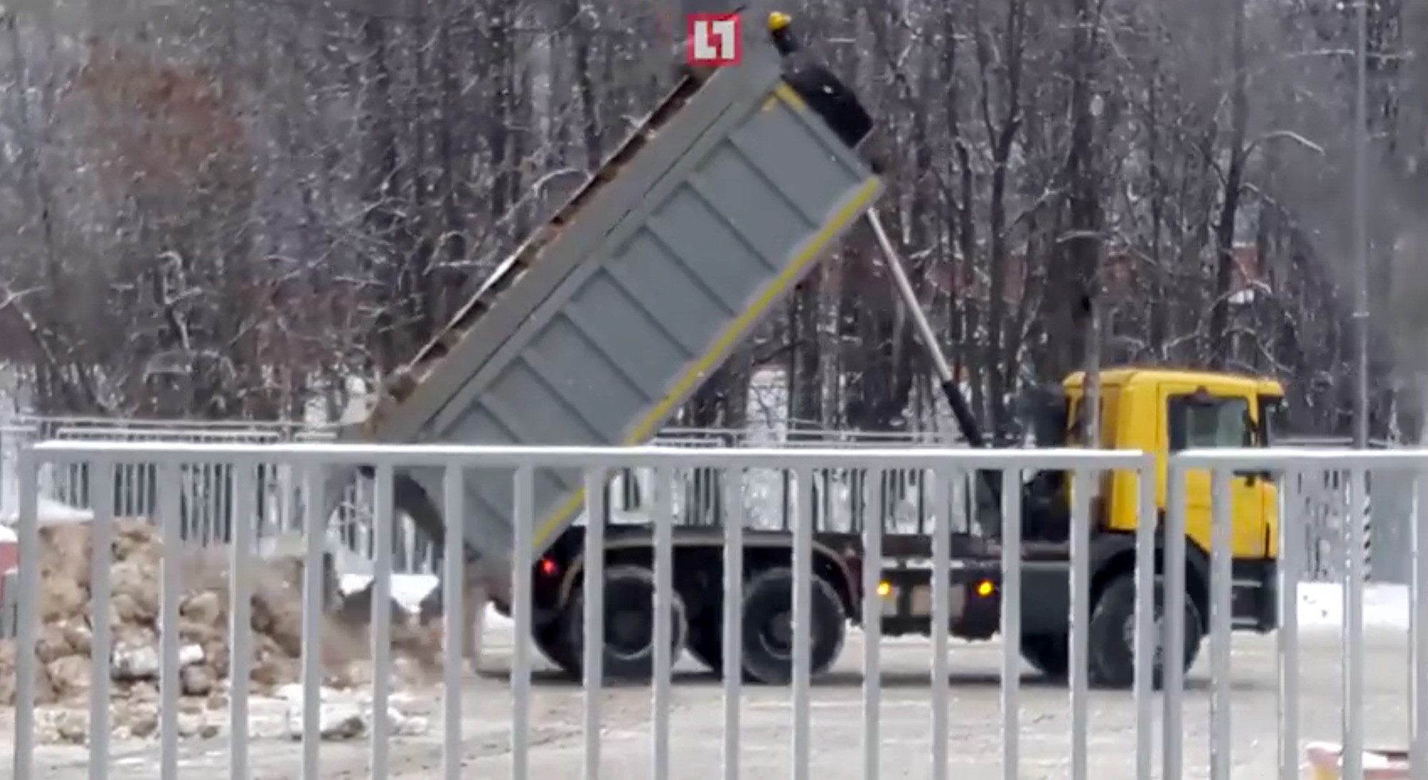 В Москве сняли на видео КамАЗ-попрыгунчик