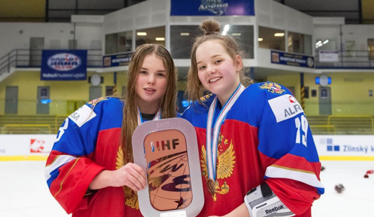 Дарья Белоглазова и Елена Проворова (справа) после победы над Швецией. Фото: IIHF