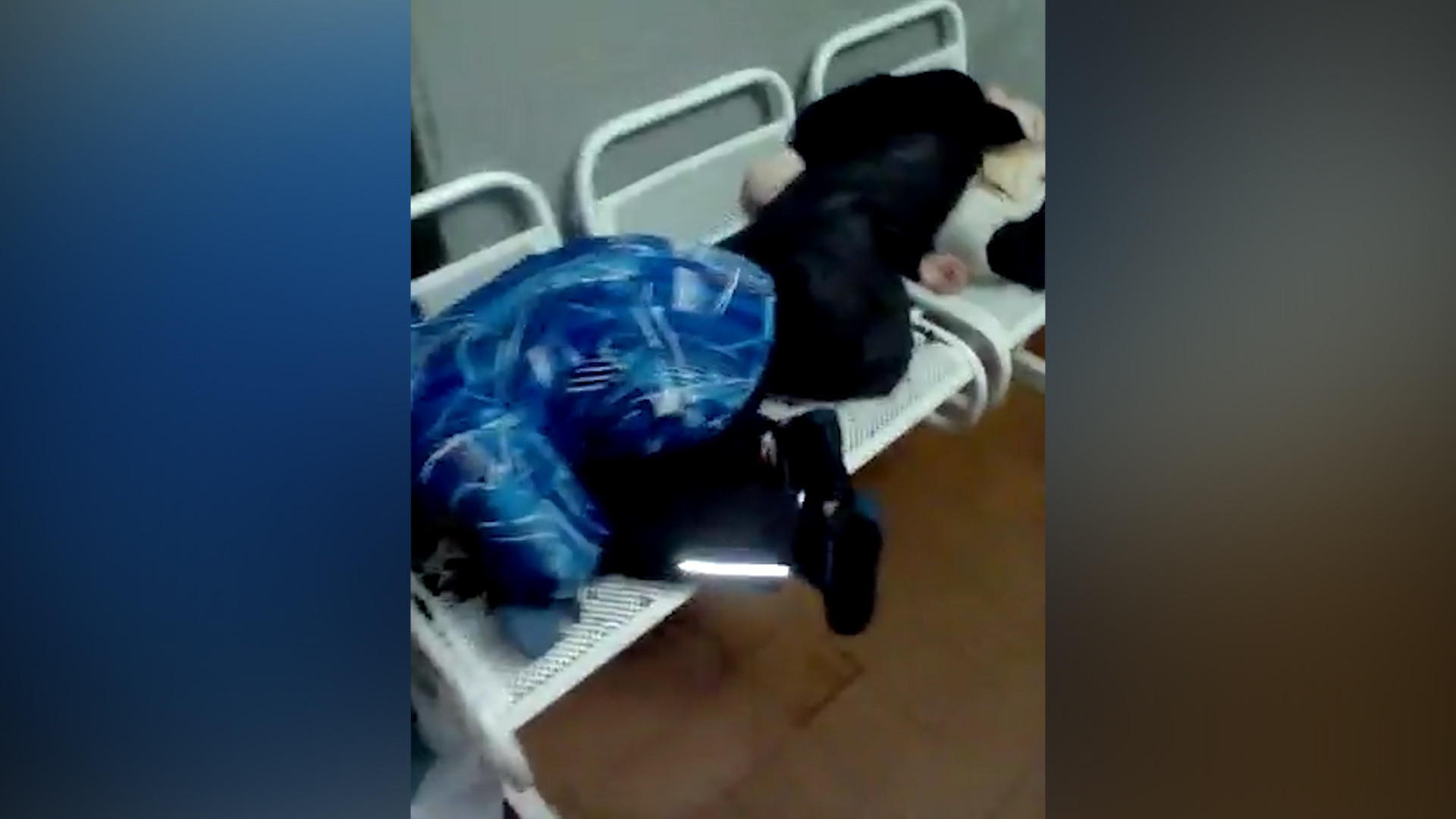 Спящие на скамейке больницы дети. Скриншот с видео, предоставленного героями публикации.