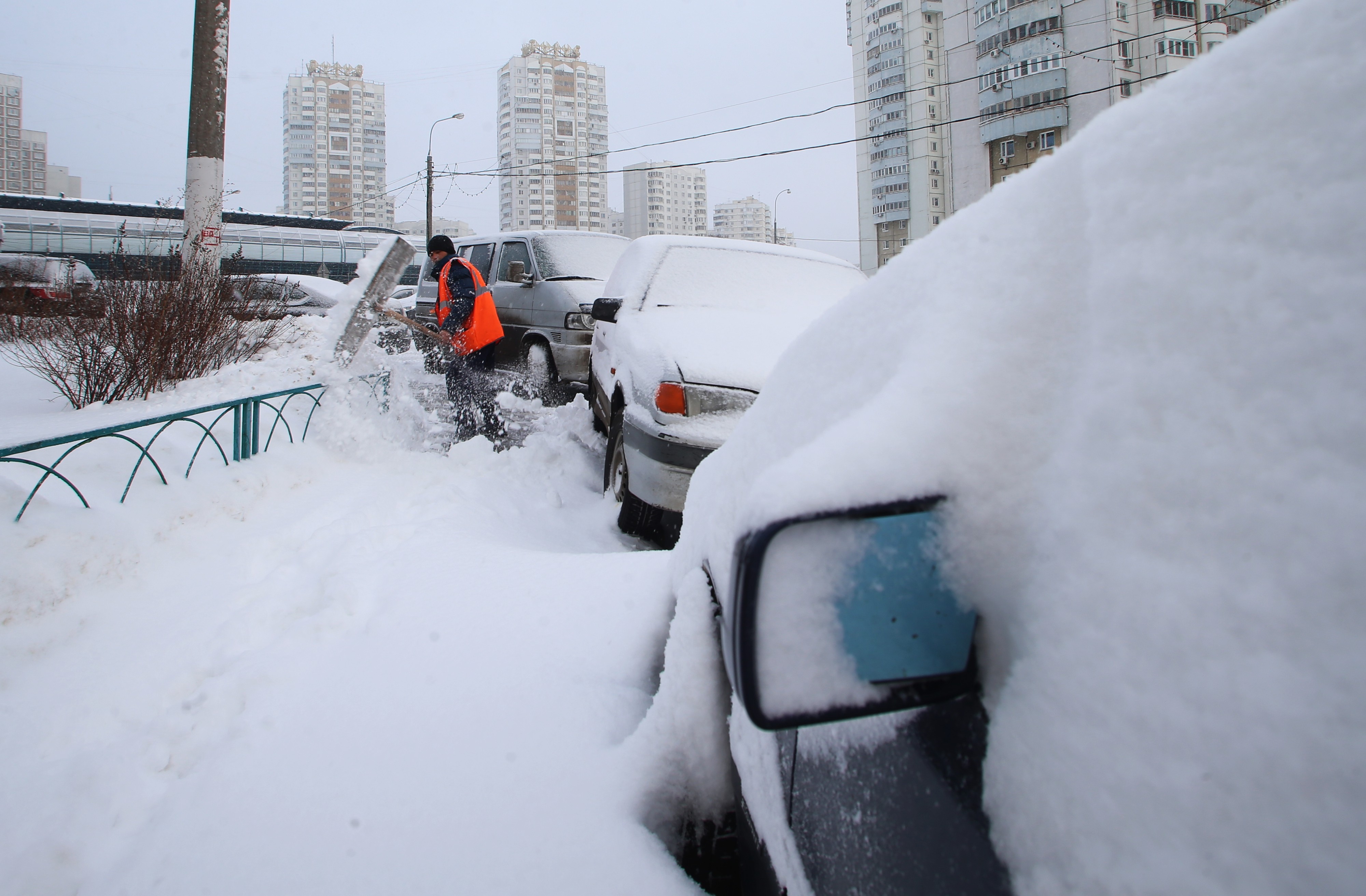 В Москве машину с женщиной и ребёнком завалило грудой упавшего снега