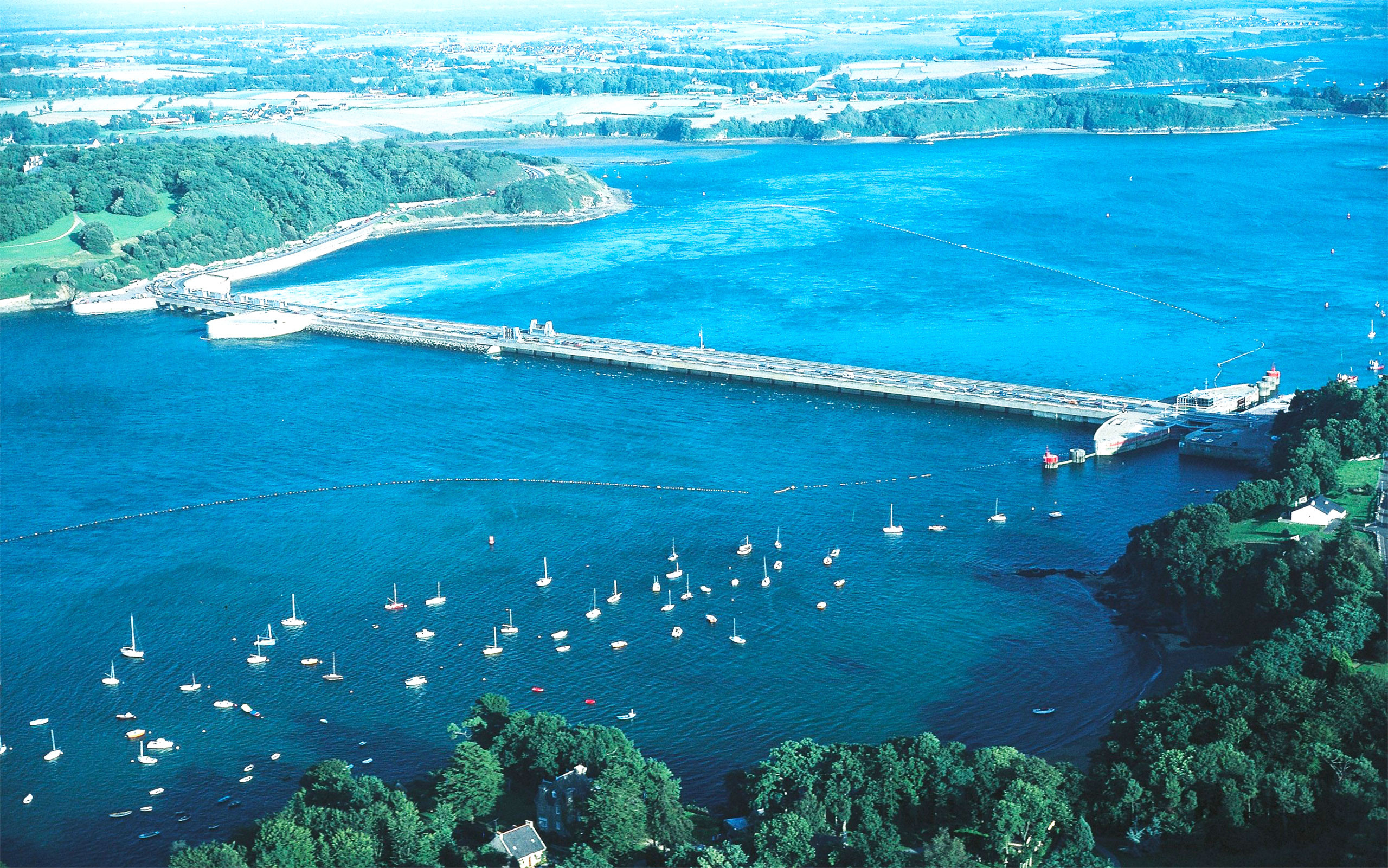 Дамба первой в мире приливной электростанции в устье реки Ранс. Франция. Фото: EAST NEWS
