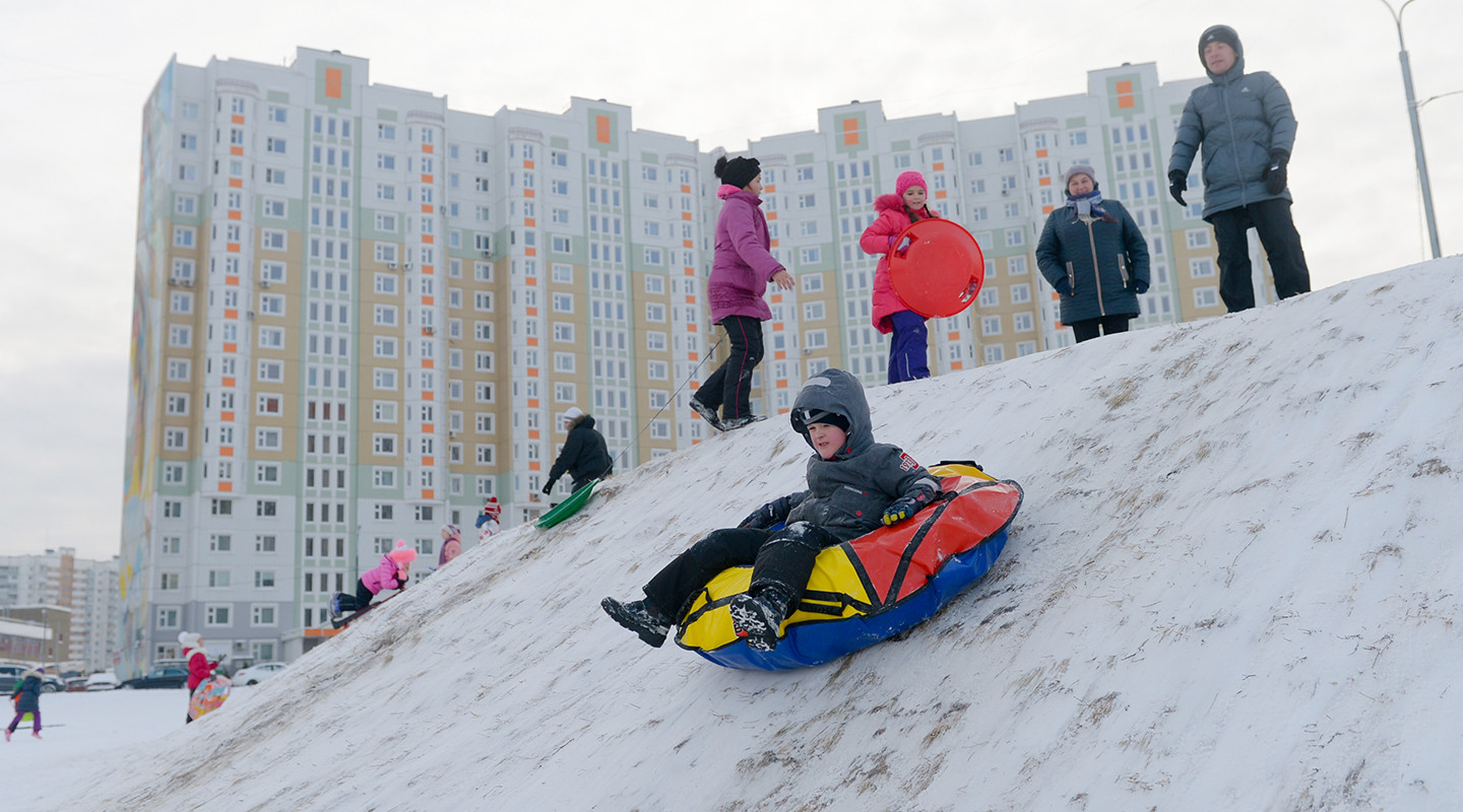 Горка ближайший. Снежная горка в Новопеределкино. Горка в Переделкино. Горки в Переделкино снежные. Снежные горки в Новопеределкино.