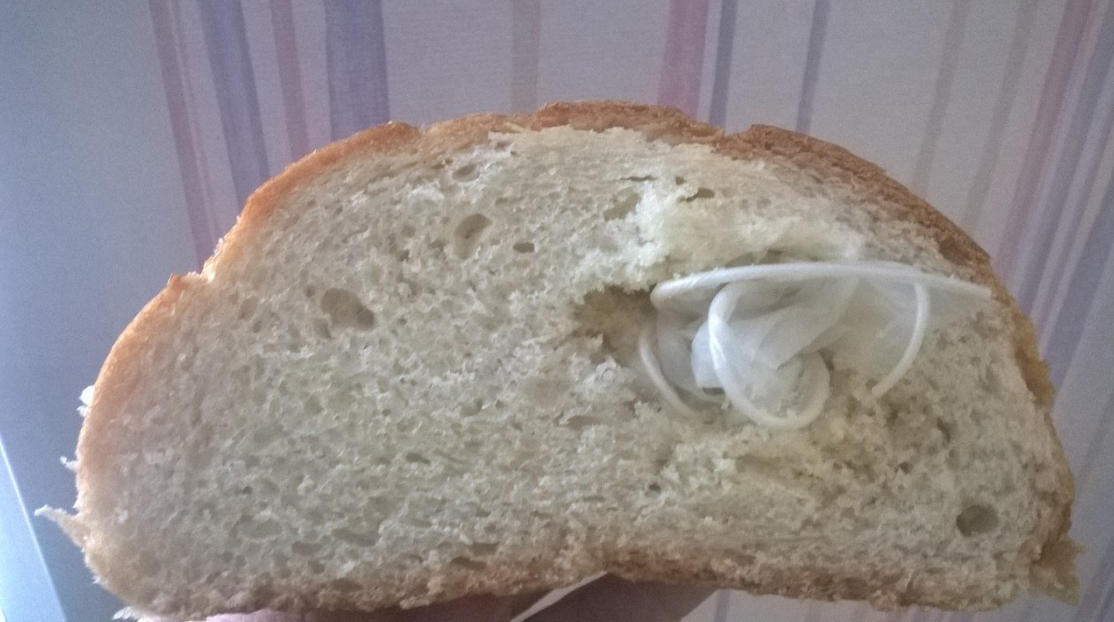 Что внутри хлеба. Посторонние предметы в хлебе. Находки в хлебе. В хлебе попался.