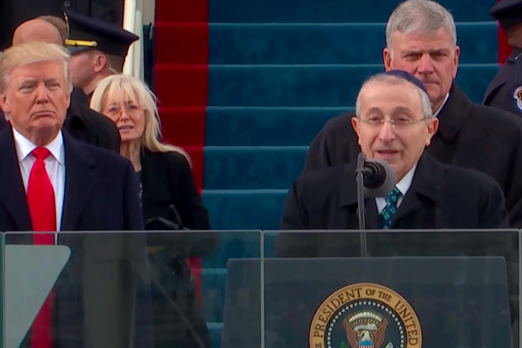 Кадр видео&nbsp;Rabbi Marvin Hier delivers a prayer at Inauguration Day 2017. Скриншот &copy; L!FE