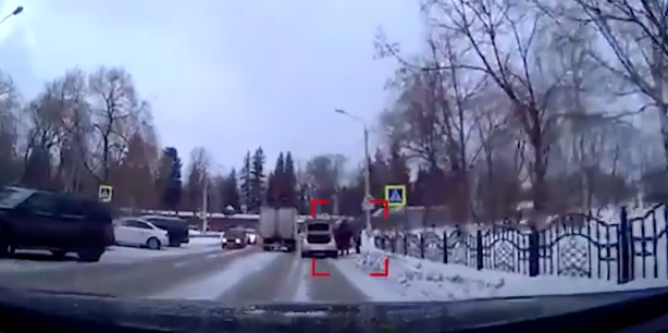 В Казани сняли на видео, как приклеенного скотчем парня возили на крыше авто