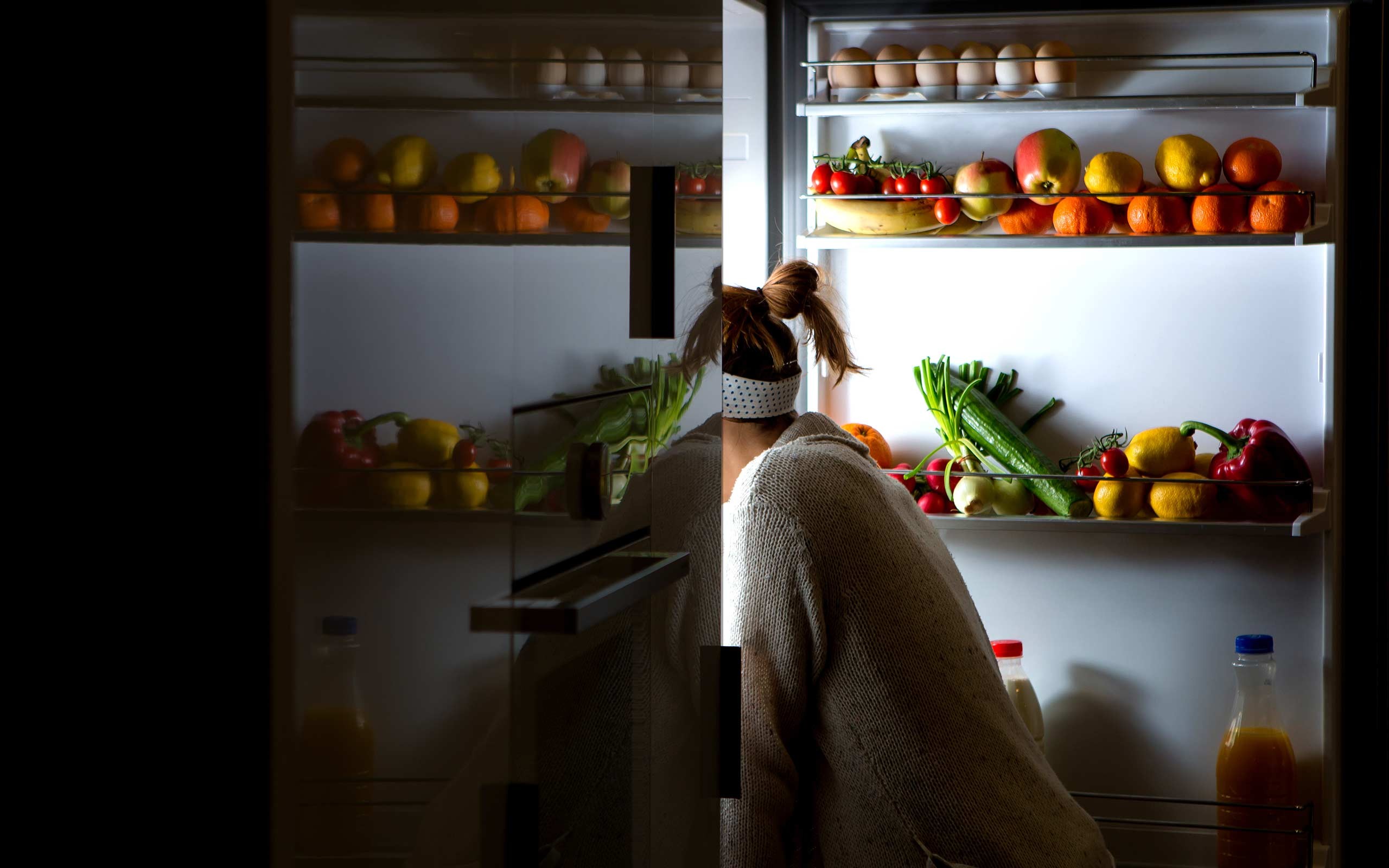 Как ни есть на ночь. Холодильник. Холодильник ночью. Холодильник в темноте. Холодильник с продуктами.