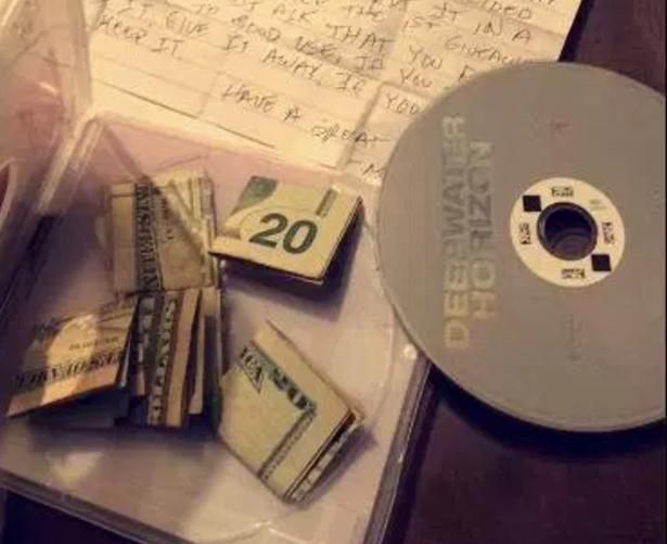 Американка нашла 100 долларов в коробке из-под DVD-диска, который взяла напрокат
