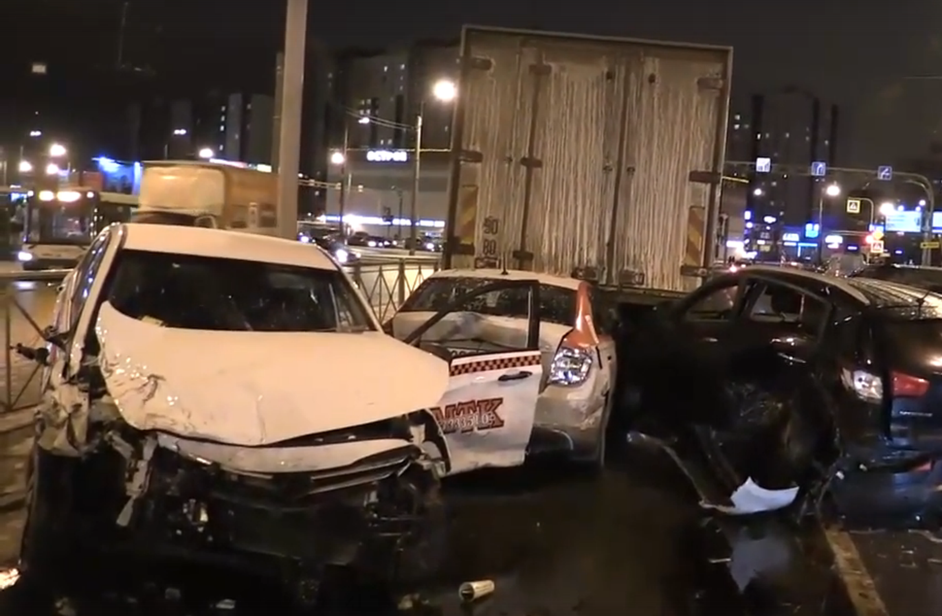 На востоке Петербурга в массовой аварии с участием такси пострадало два ...