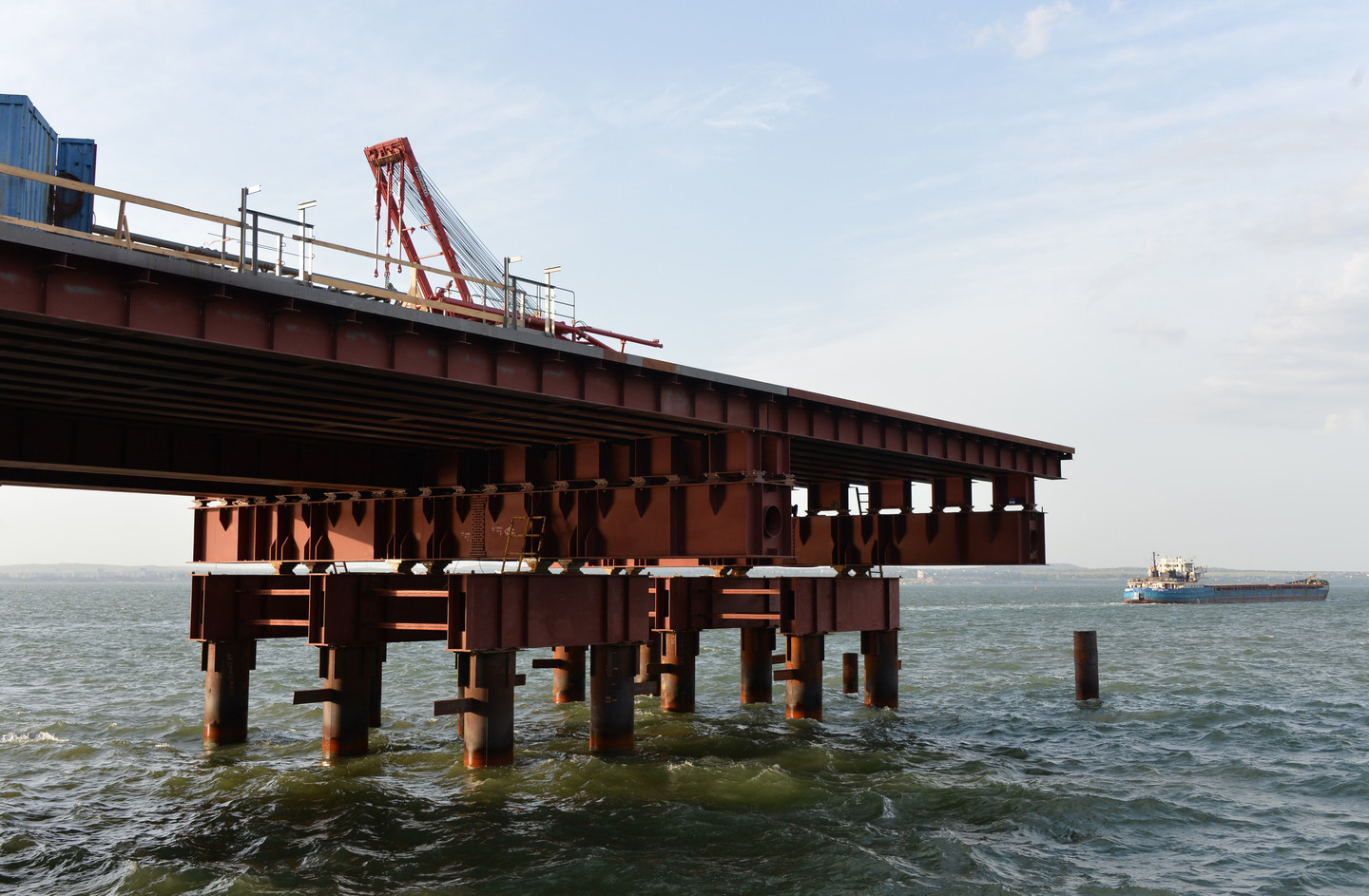 Строители Керченского моста приступили к сооружению мостовых пролётов