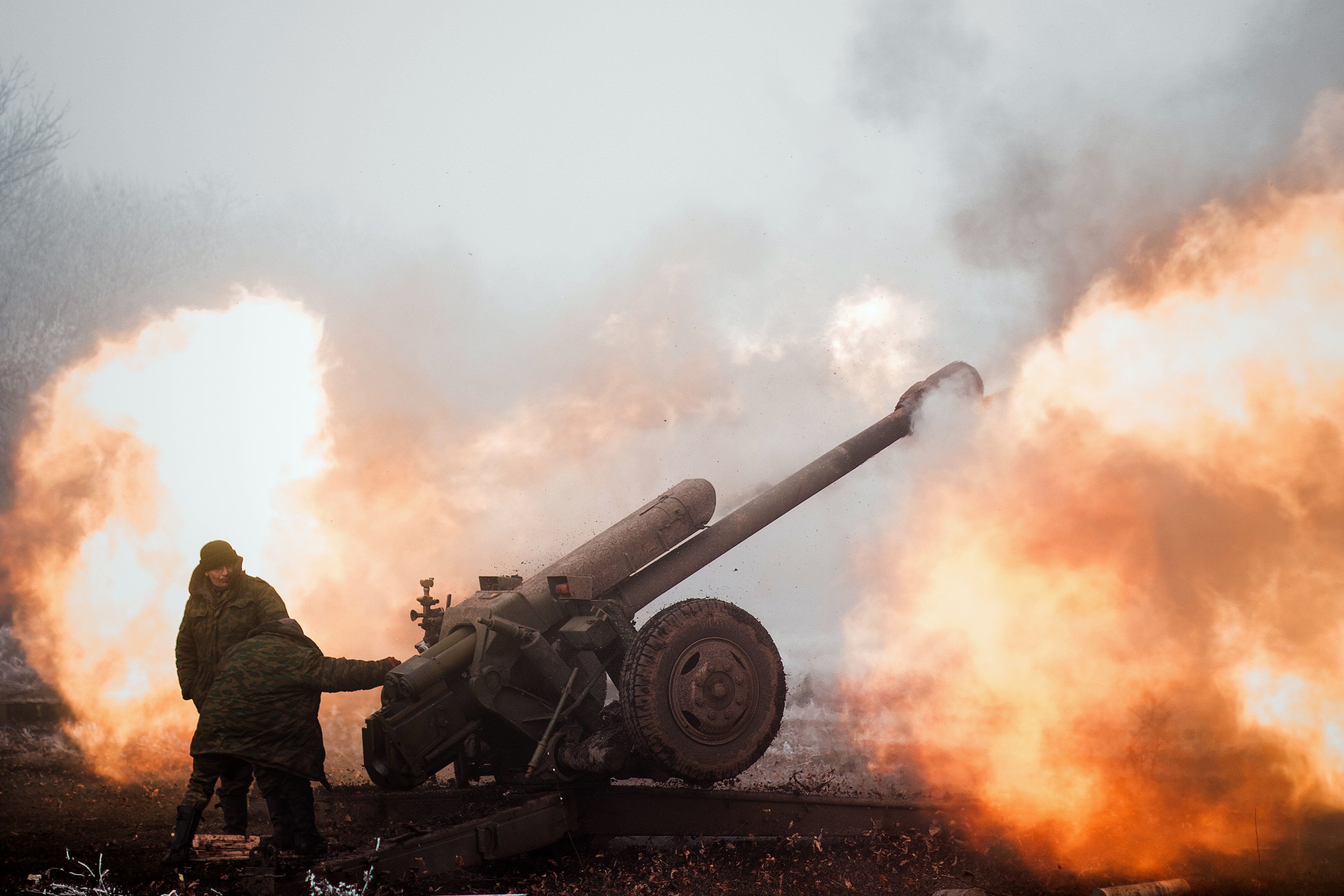 Сильные выстрелы. Д30 артиллерии Украины. Артиллерийский обстрел. Артиллерия на Донбассе. Артиллерийский огонь.