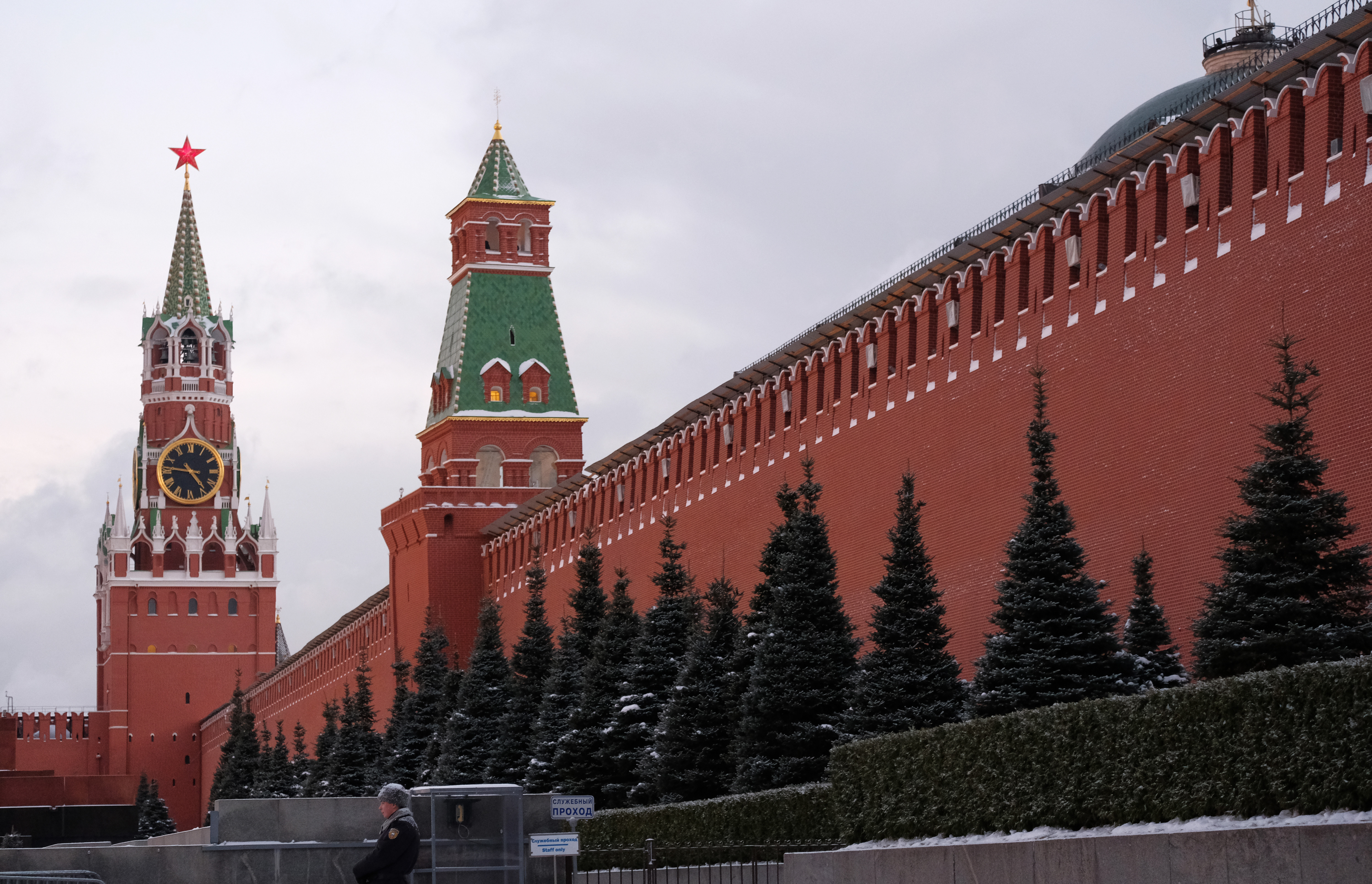 Фото красного кремля. Спасская башня Московского Кремля панорама. Спасская и Сенатская башня. Кремлевская стена на красной площади столицы. Брежнев. Спасская башня стена.