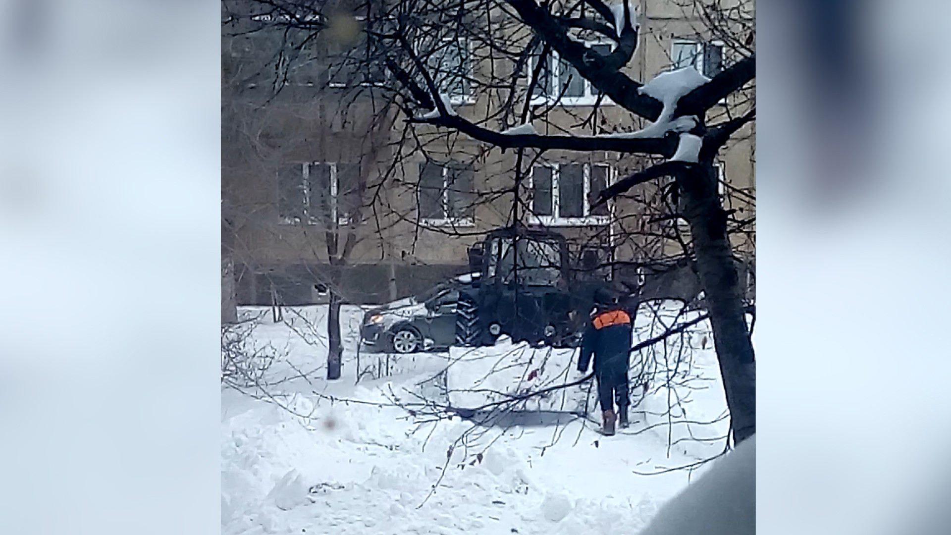 Под Оренбургом коммунальщики на тракторе не заметили четверых бомжей в  сугробе