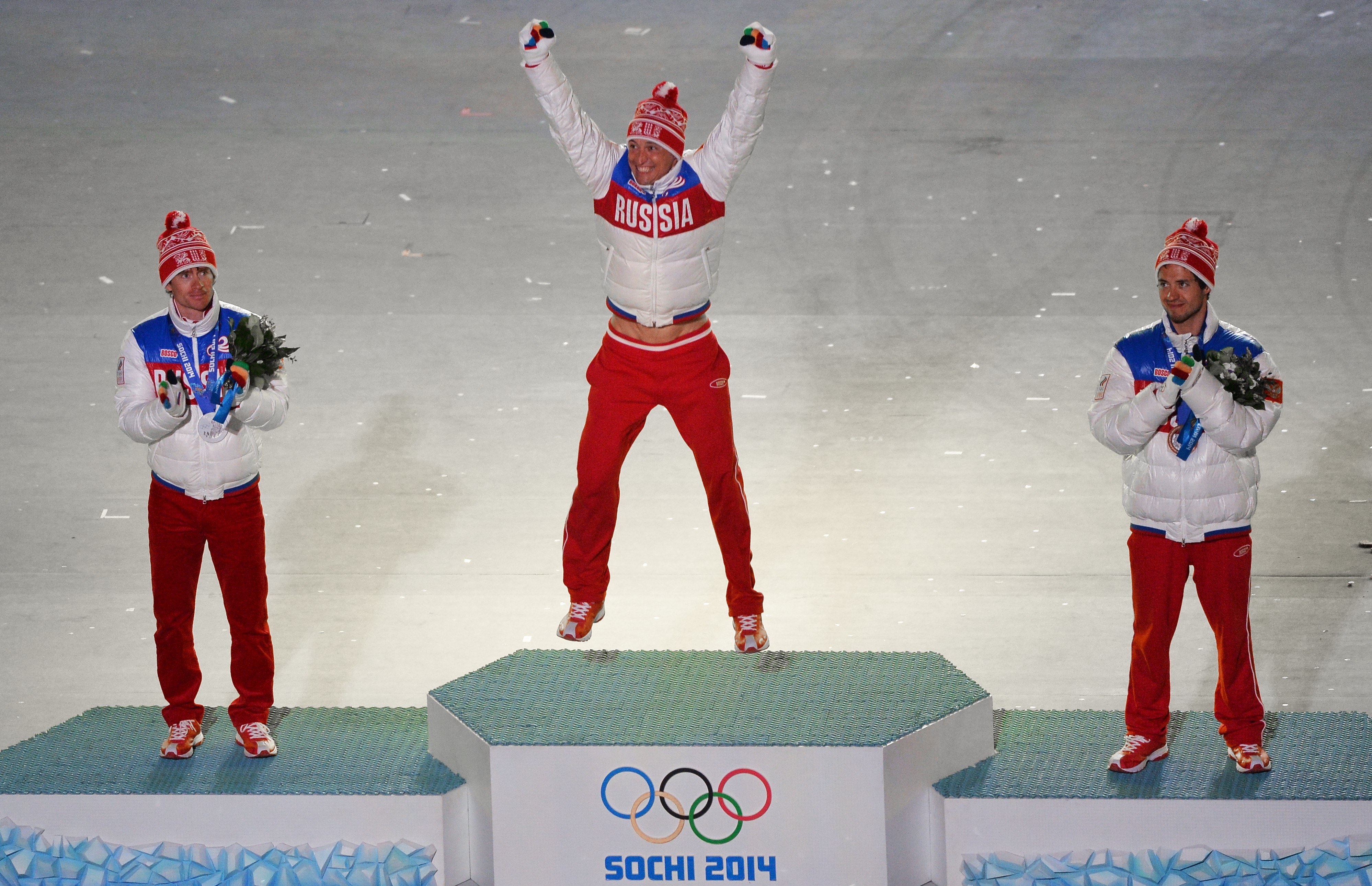 Достижения олимпийских спортсменов. Спортивные достижения России. Награждение спортсменов. Российские спортсмены на пьедестале. Спортинвеы достижения Росси.