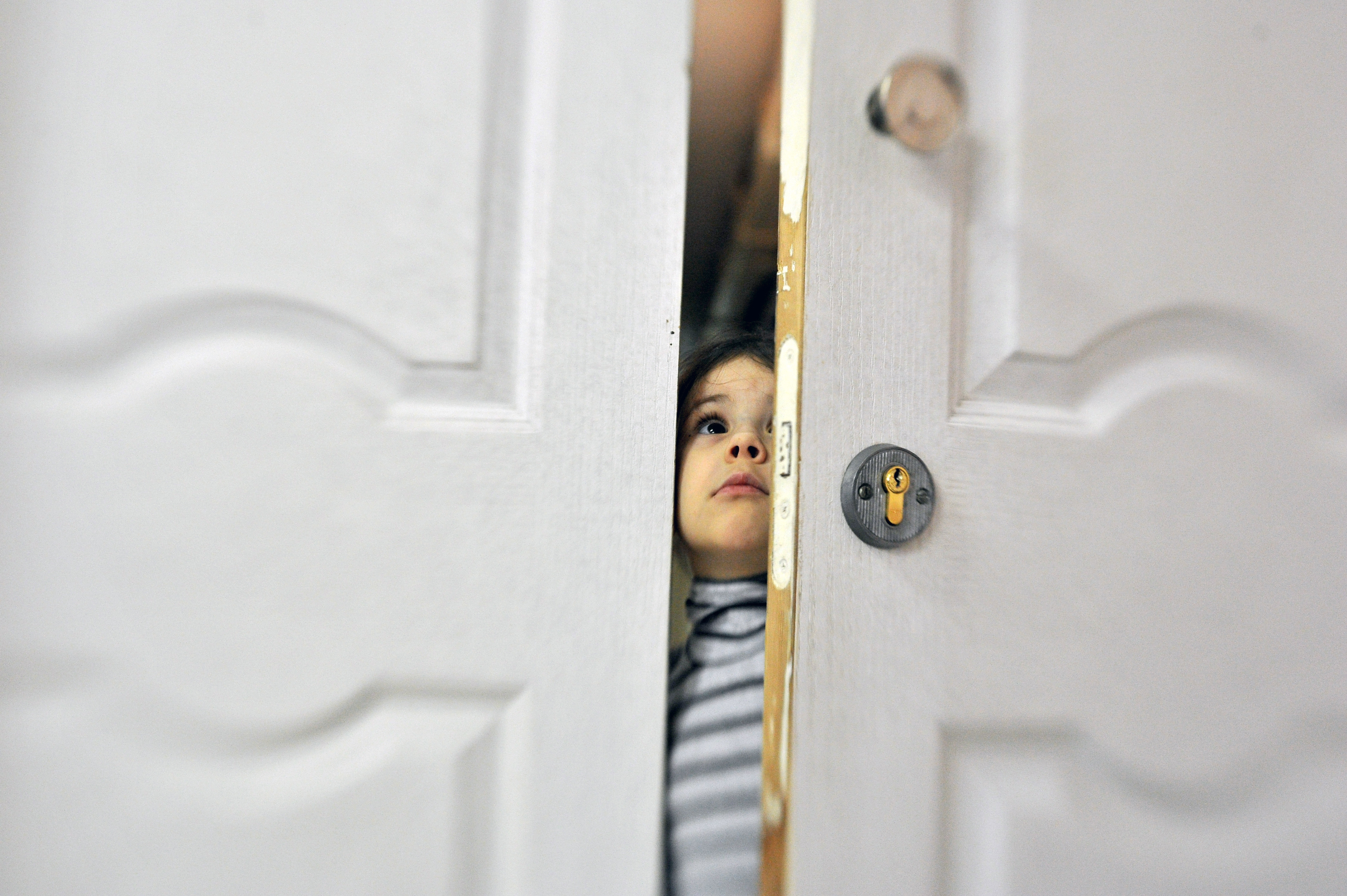 Заглянул в открытую дверь. Ребенок за дверью. Девочка за дверью. Мальчик выглядывает из двери. Малыш заглядывает в дверь.