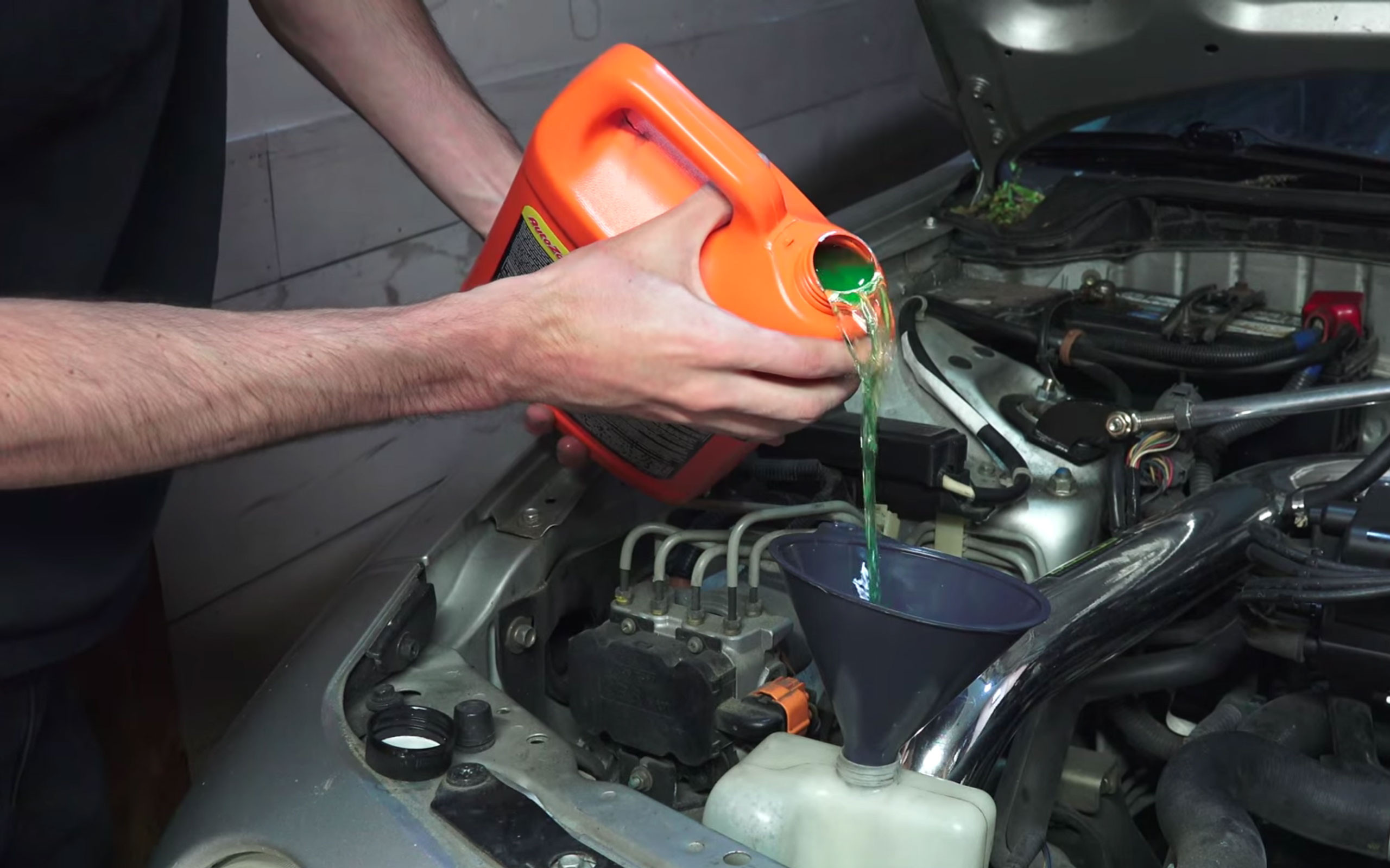 Кадр видео &ldquo;How To Change The Coolant In Your Car&rdquo;. Скриншот &copy; L!FE