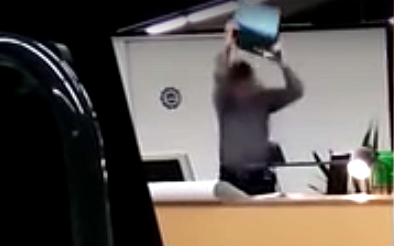 Фото: &copy; Кадр из видео YouTube/ Teacher violently smashes pupil's laptop over a 'lack of respect'