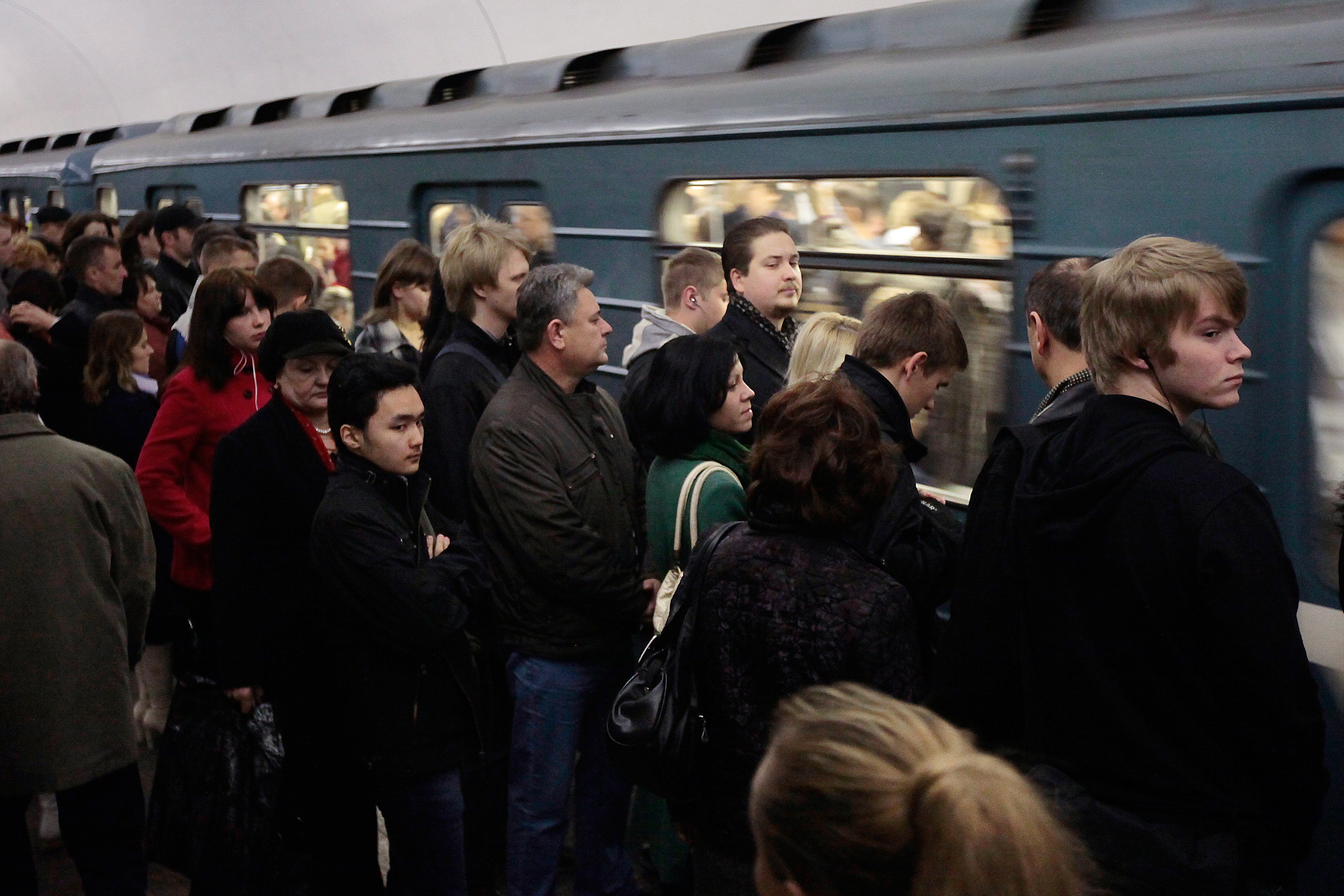 Км в час в метро. Час пик в метро в Москве. Метро Москва час пик вагон. Люди в Московском метро. Толпа людей в метро.