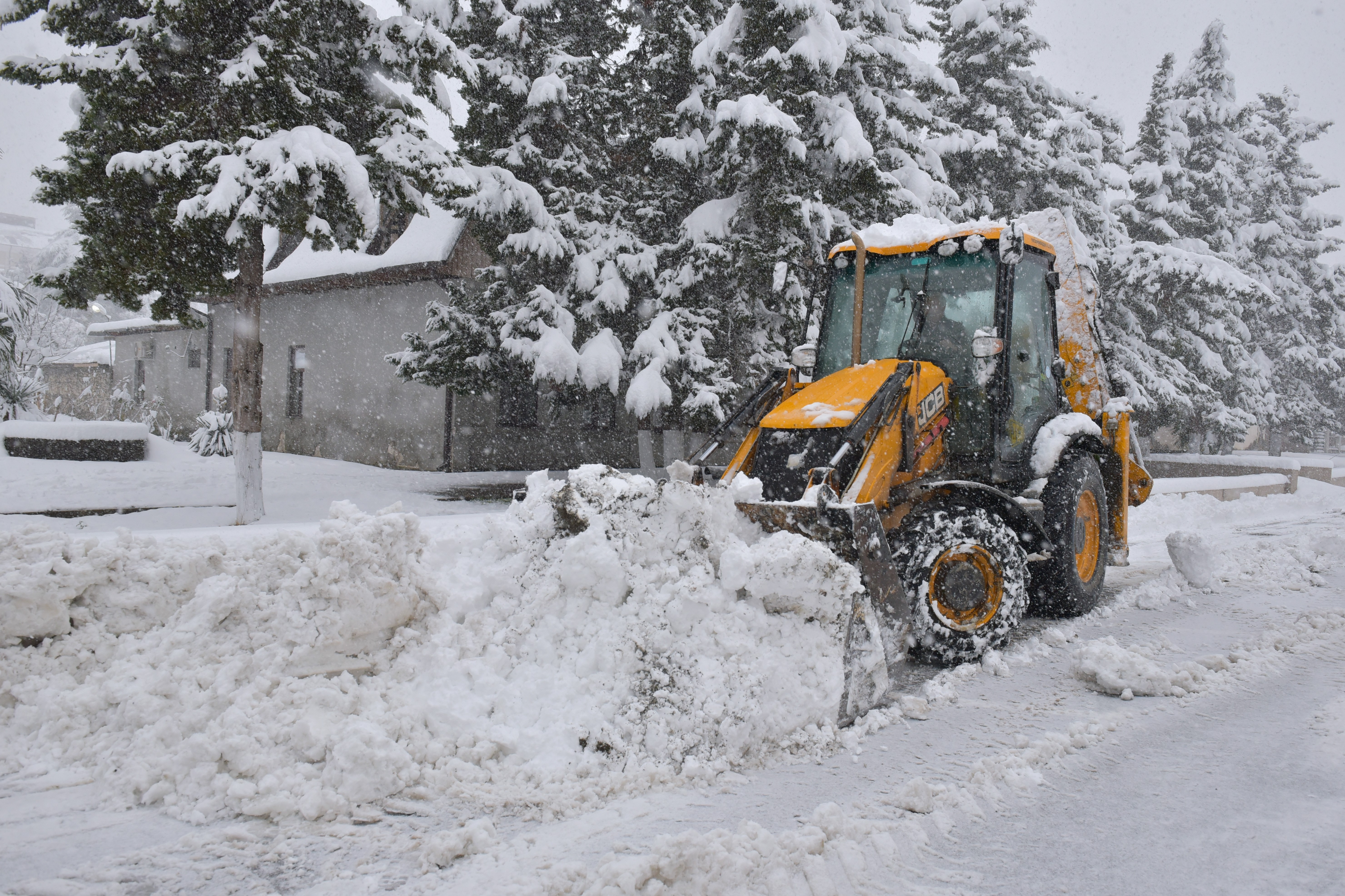 Трактора чистят дороги. Мини погрузчик JCB 135 уборка снега. Снегоуборочный трактор. Трактор снег. Трактор для уборки снега.