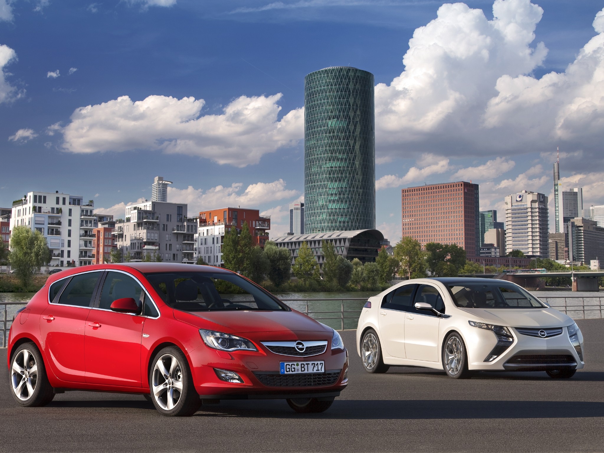 Opel Astra и Opel Ampera. Фото: &copy; Opel