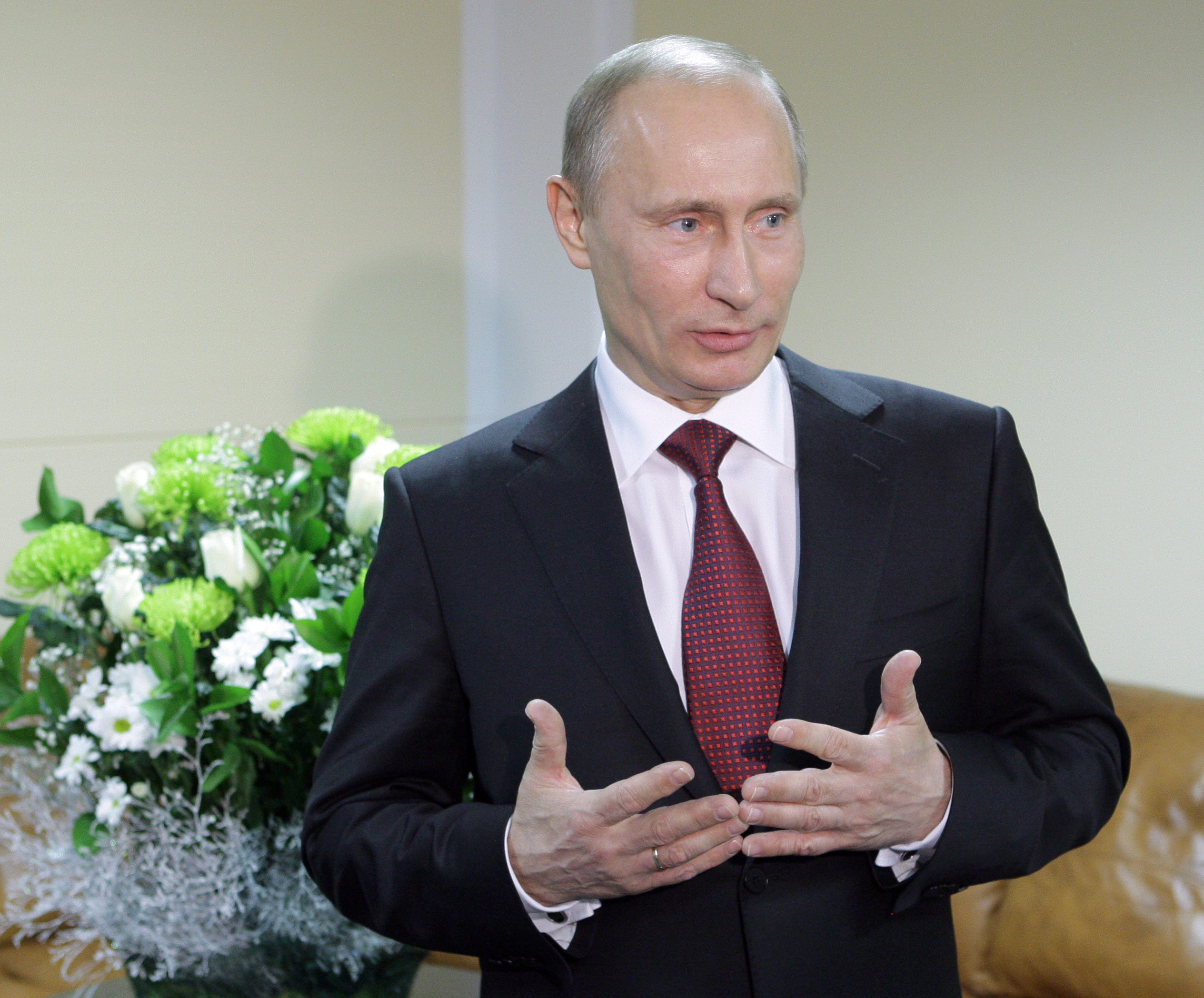 День рождение путиной. Путин поздравляет. Владимир Путин поздравил. Владимир Путин с 8 марта. Владимир Путин с цветами.