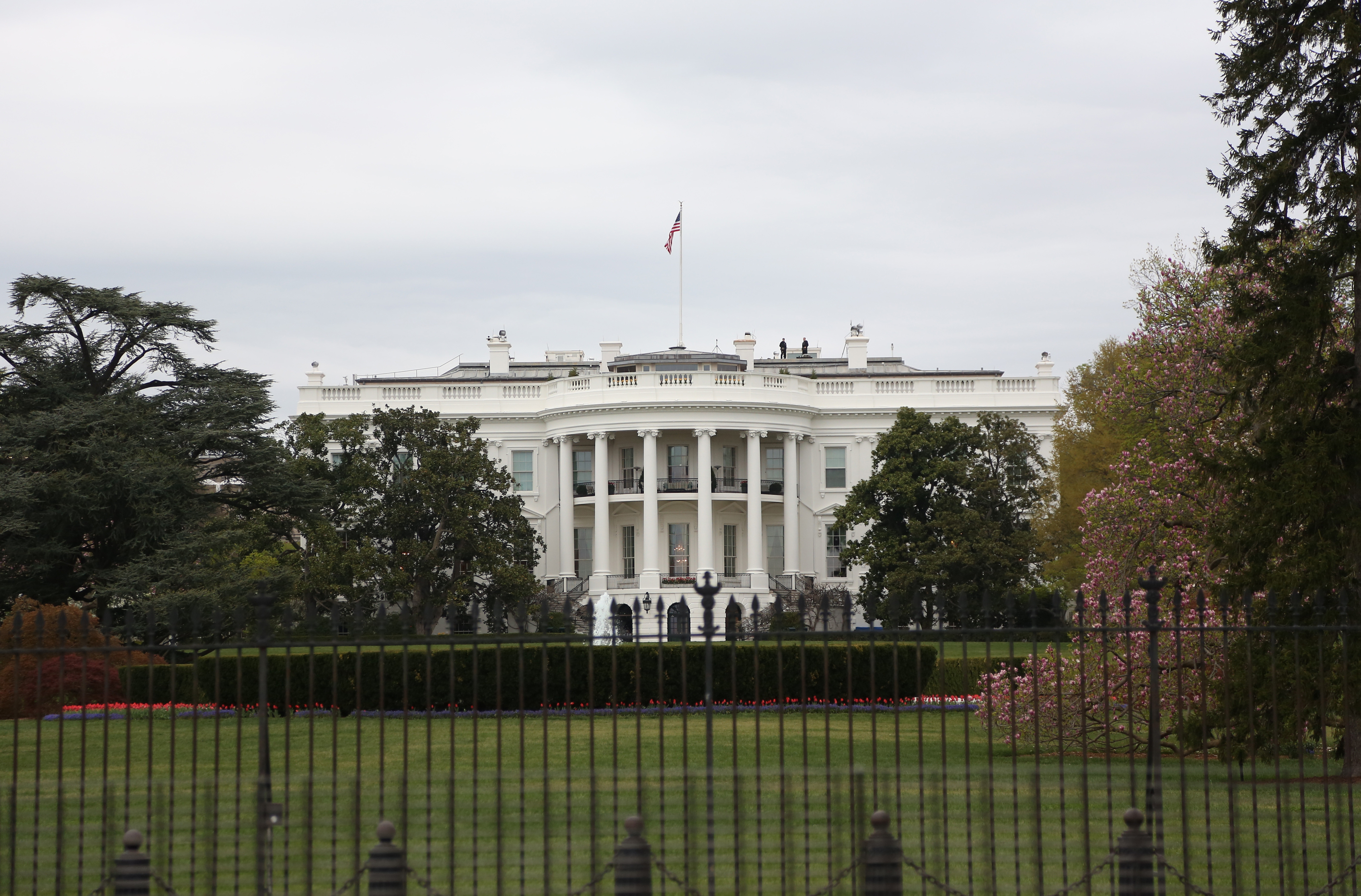 Белый дом ростов на дону. Белый дом Вашингтон 2021. Президентский дворец Вашингтон. Белый дом Вашингтон территория. Белый дом архитектура Вашингтон.