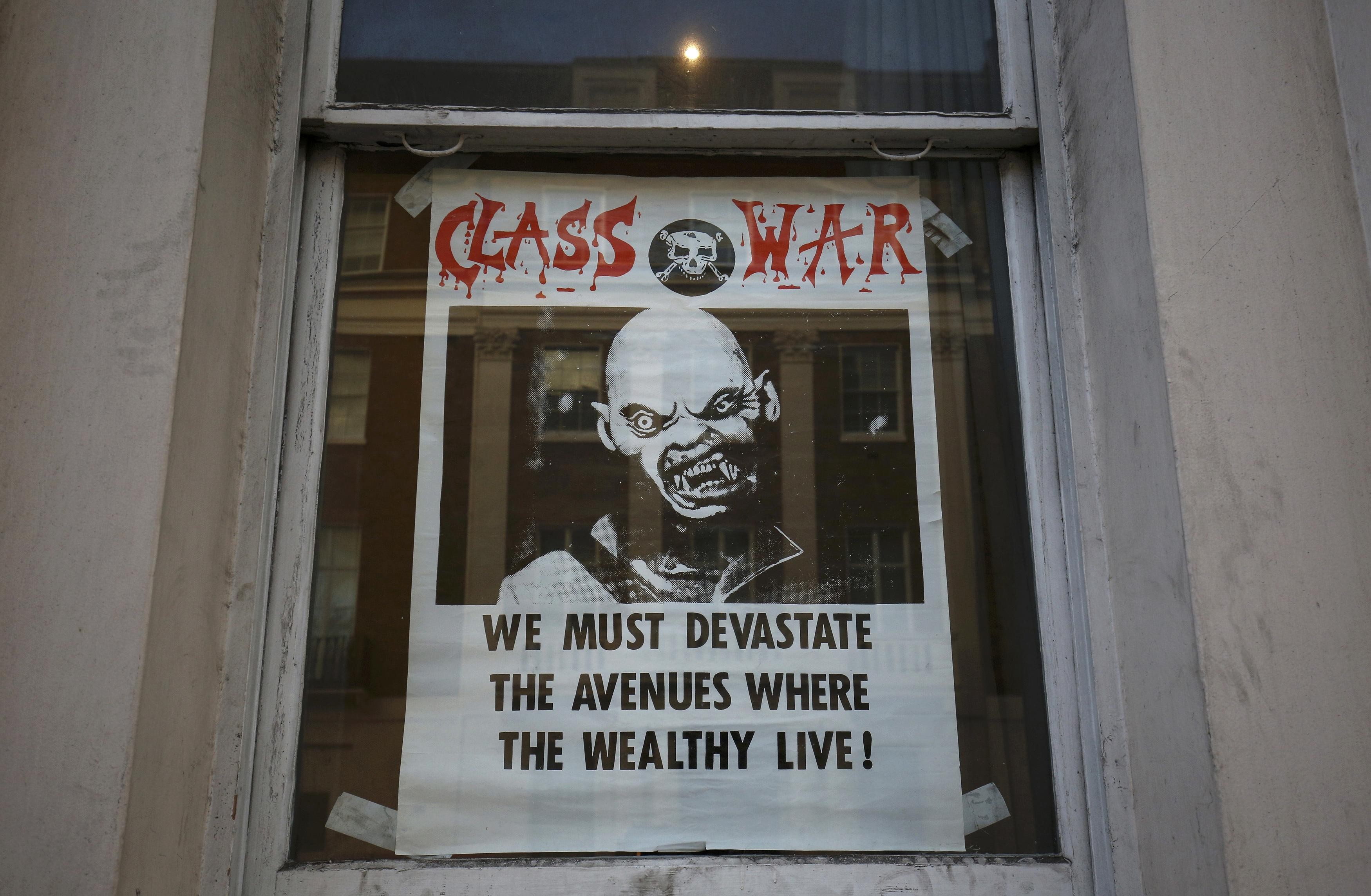 Плакат "Автономная нация анархистов-либертарианцев" в окне захваченного особняка.&nbsp;Фото: &copy;&nbsp;REUTERS/Neil Hall