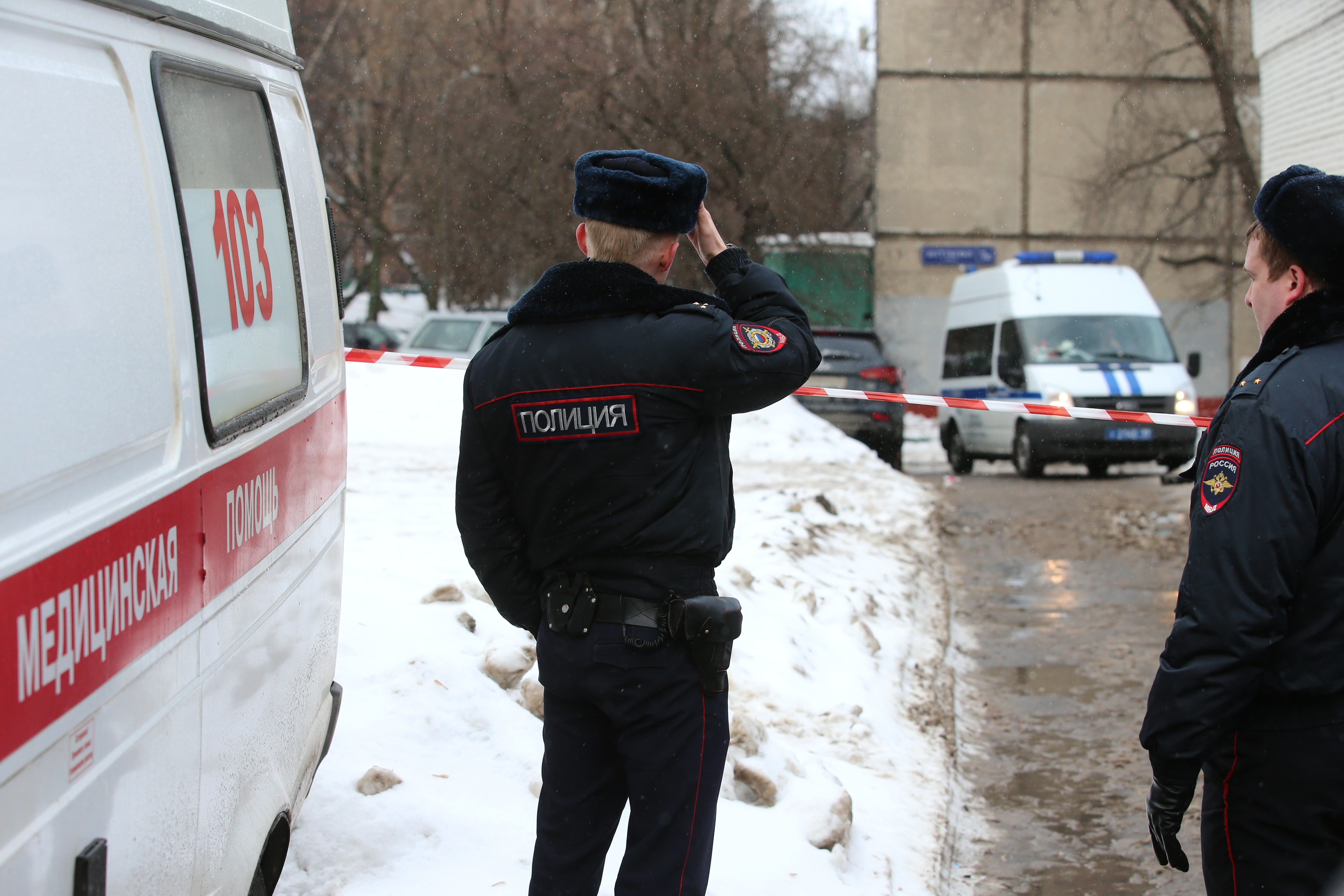 Полиция начала проверку после массовой драки с подростками у ТЦ в Москве