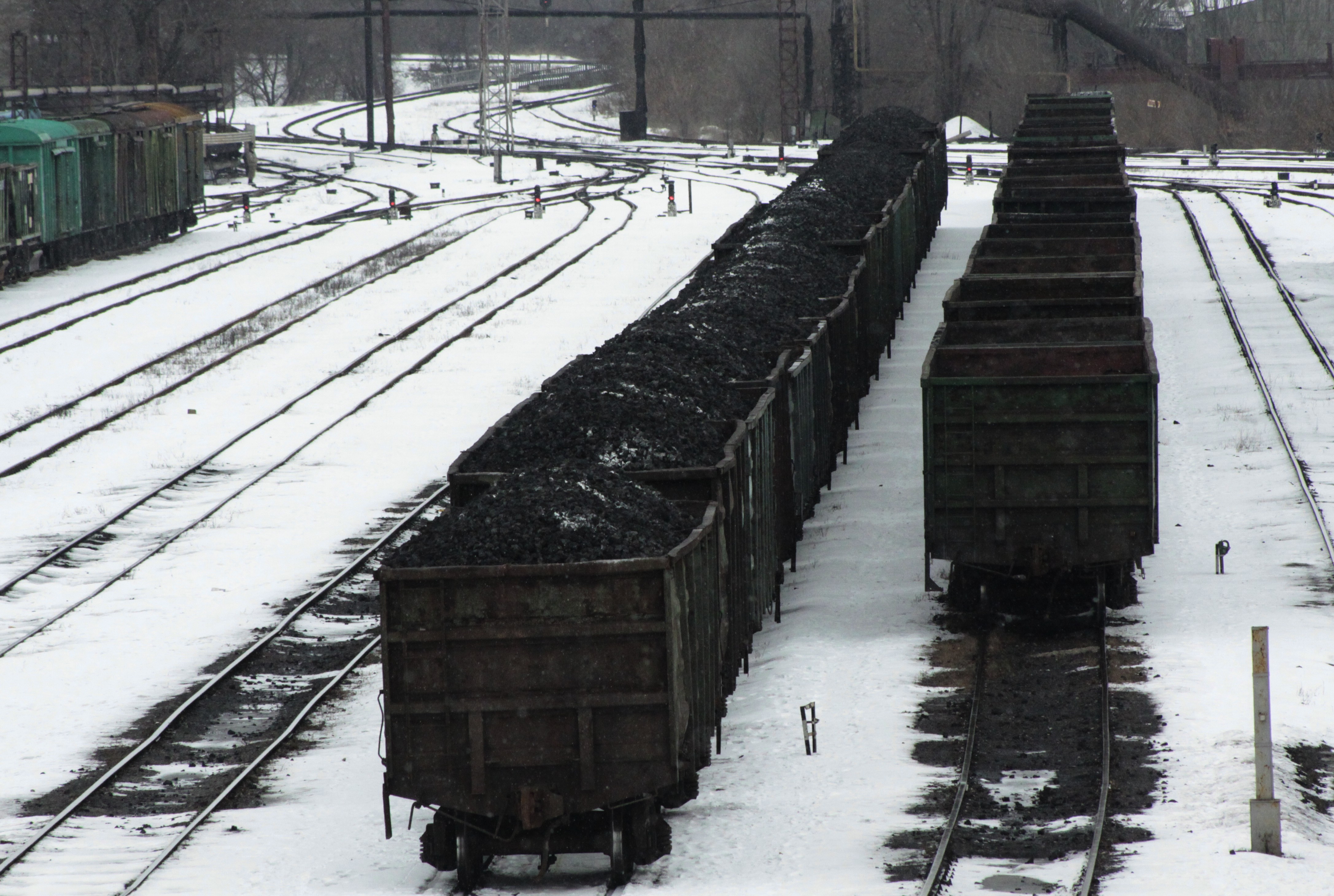 Уголь железная дорога. Уголь Донбасса в вагоны. Вагоны с углем. Полувагон с углем. Уголь ЖД.