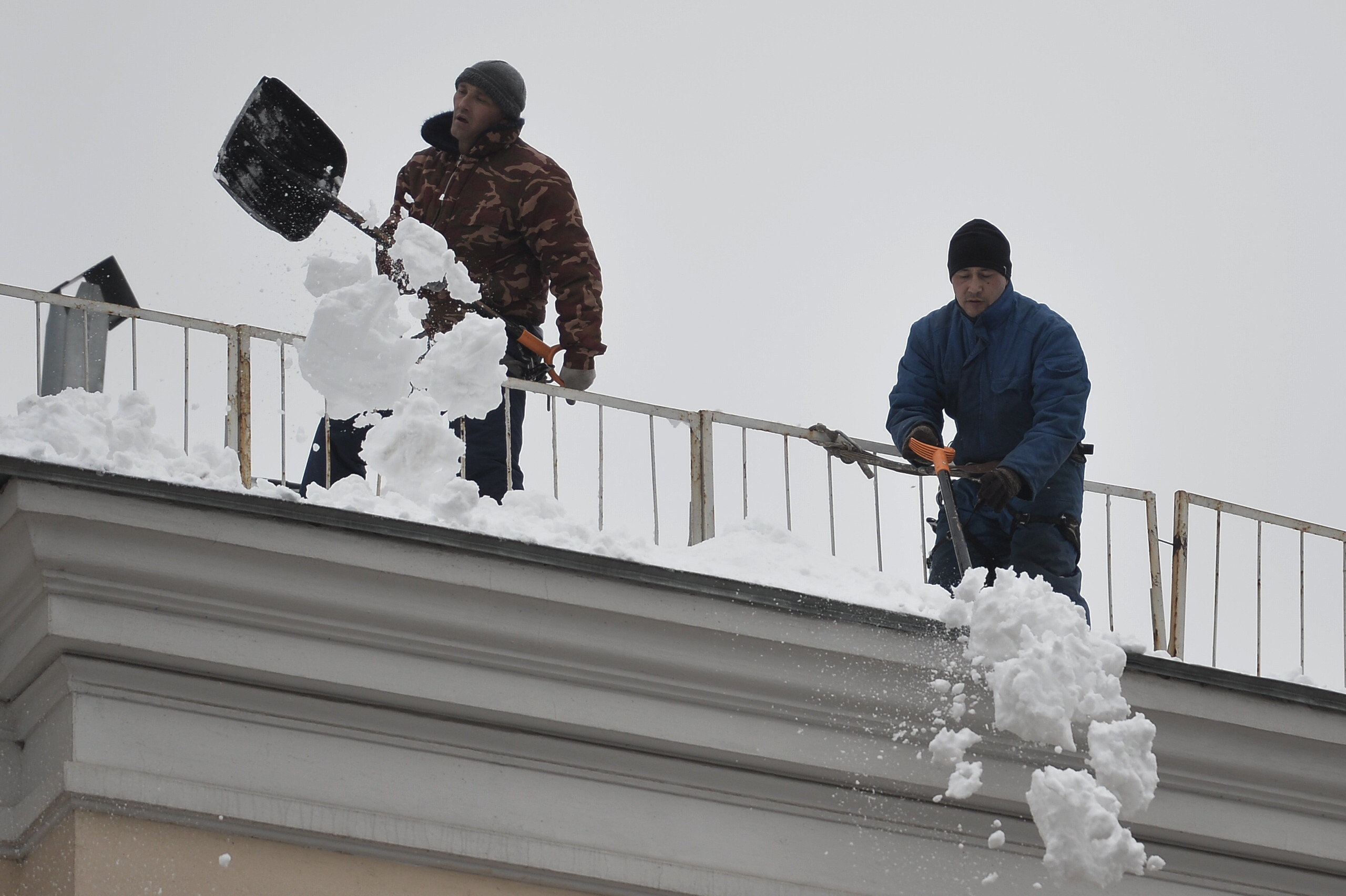 Снег с крыши на голову. Уборка снега с крыш. Чистка снега с крыши. Снег на крыше. Приспособление для очистки кровель от снега.
