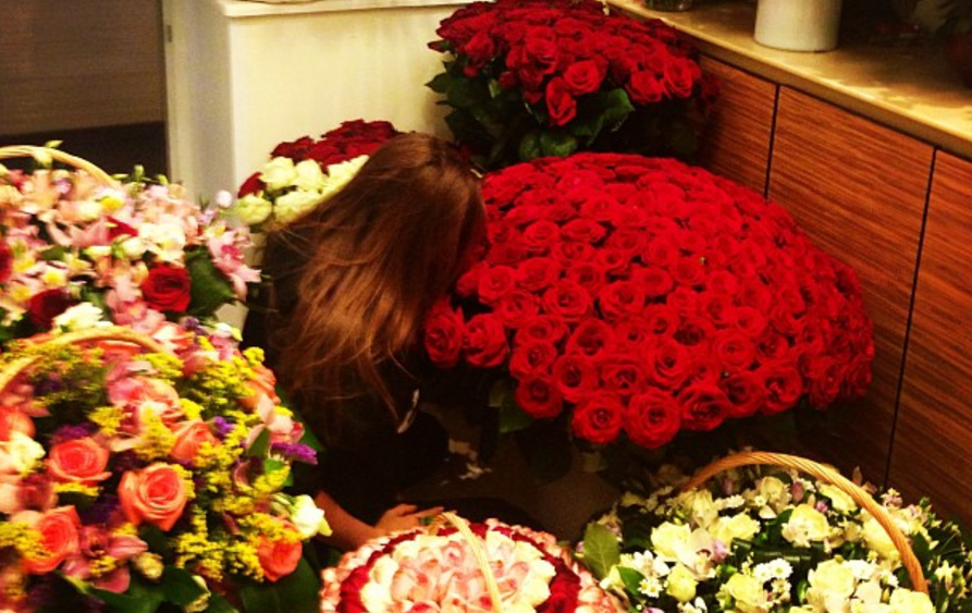 <p>Клиентки аренды цветов хотят быть похожими на популярных девушек из Инстаграма, которым дарят роскошные букеты</p>
<p>Фото: Социальные сети&nbsp;</p>