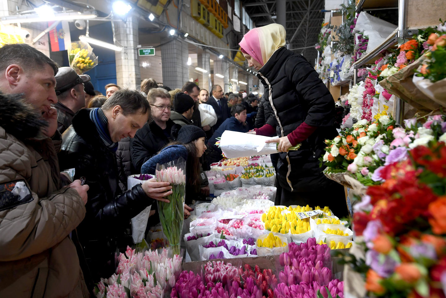 Какими цветами торгуют. Торговля цветами. Рижский рынок цветы. Мужики в очереди за цветами.
