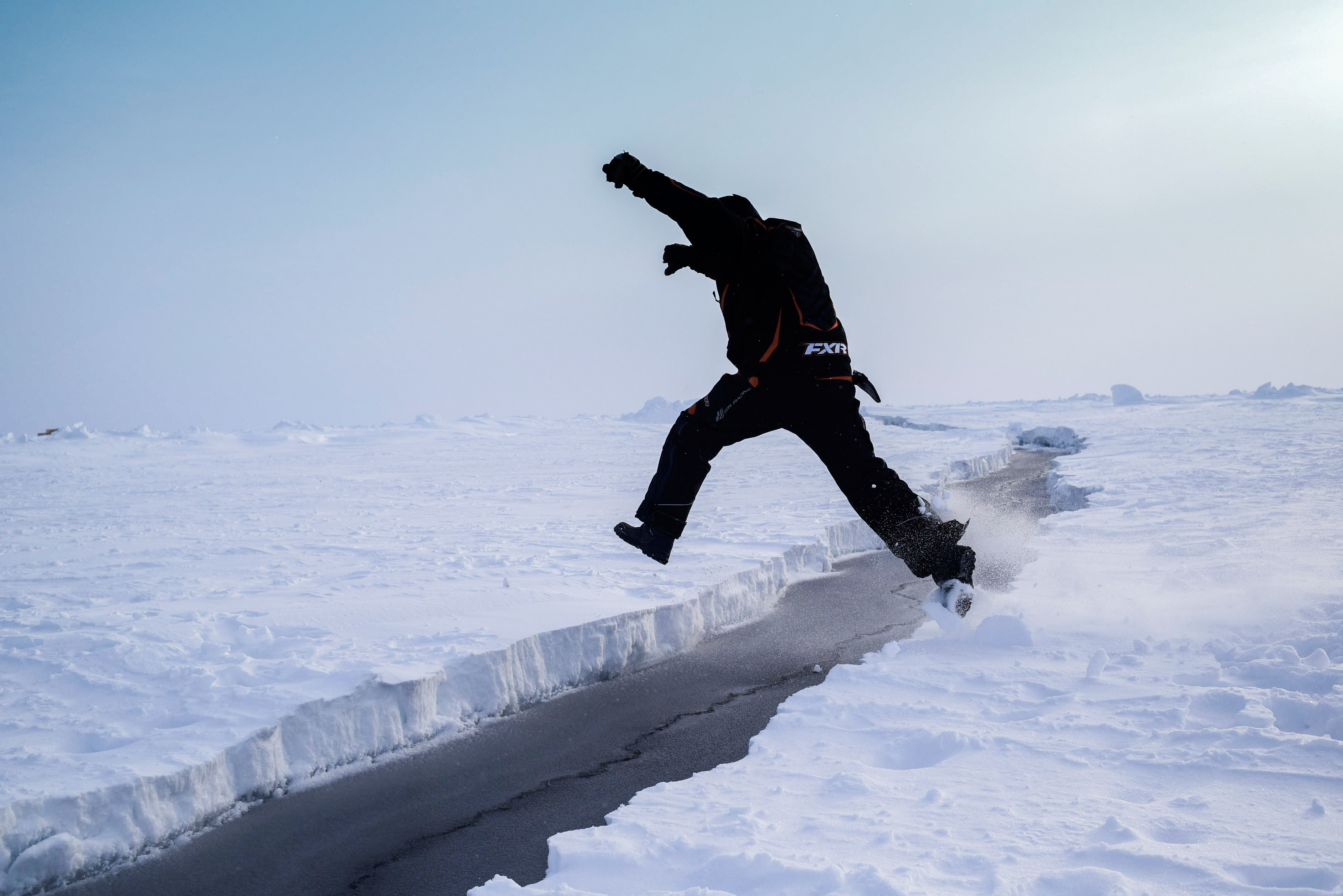 Шагающий лед. Человек на льдине. Фотосессия парней на льдинах. Прыгает на льду. Прыгать по льдинам.
