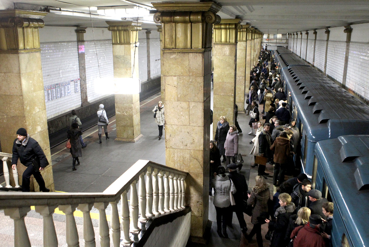 Что произошло на сокольнической линии метро. Станция парк культуры Сокольнической линии. Парк культуры станция метро Сокольническая линия вестибюль. Парк культуры метро красная ветка. Метро парк культуры внутри.