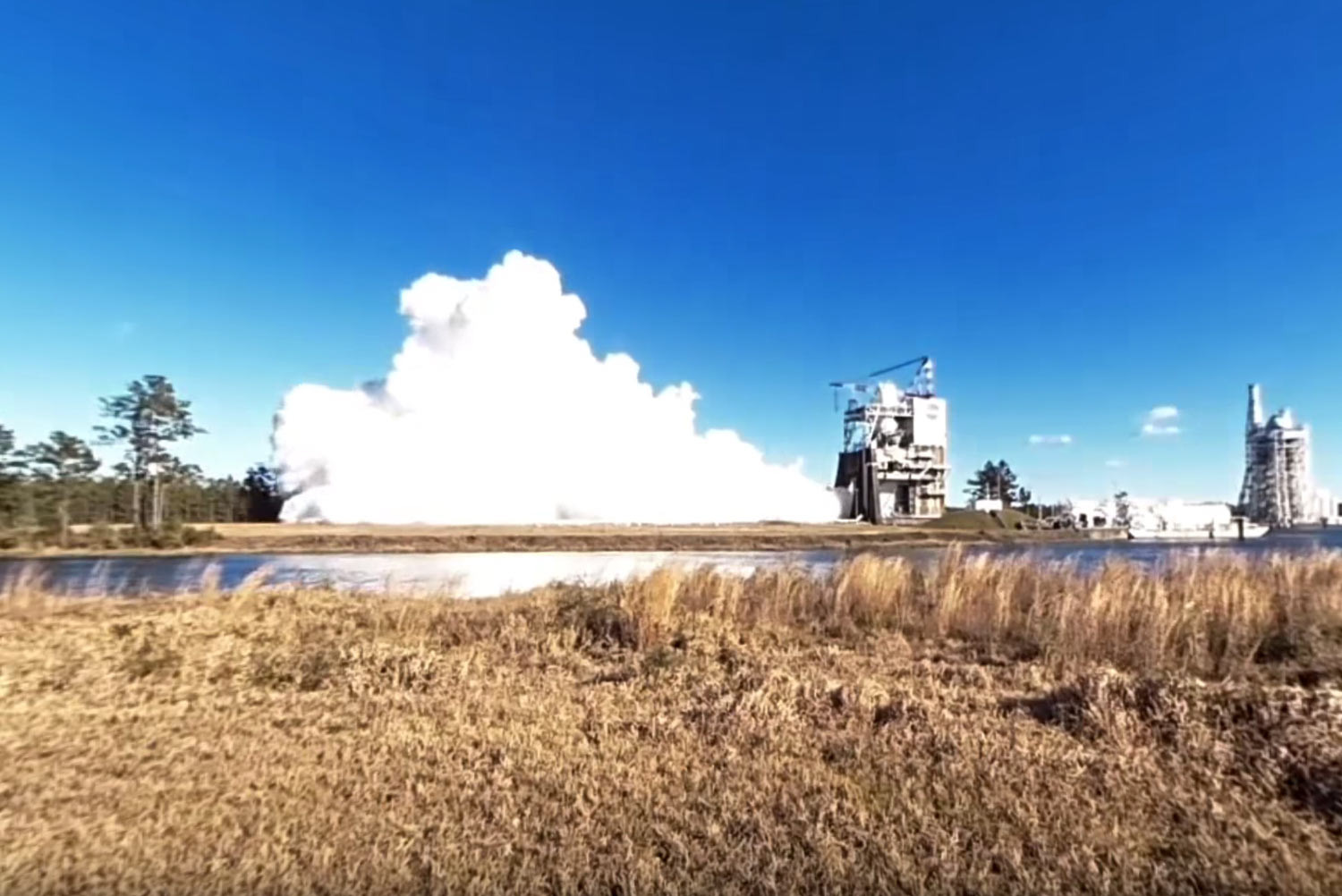 Кадр видео &ldquo;Smoke and Fire with a 360 View of RS-25 Engine Test&rdquo;. Скриншот &copy; L!FE