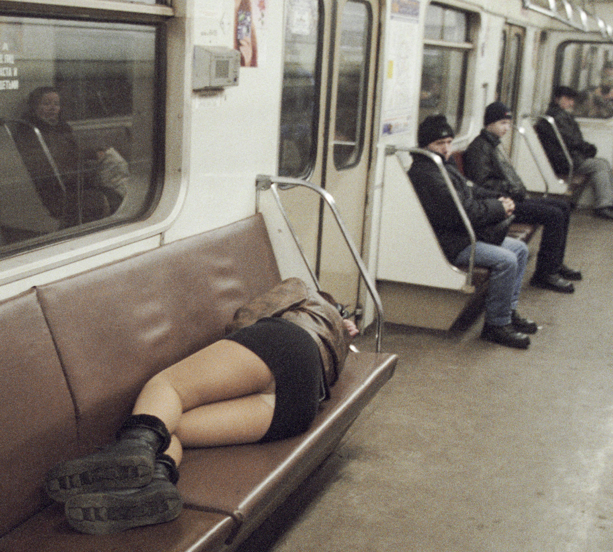 Проститутка отдыхает в вагоне Кольцевой линии Московского метрополитена. Фото: © РИА Новости / Олег Ласточкин