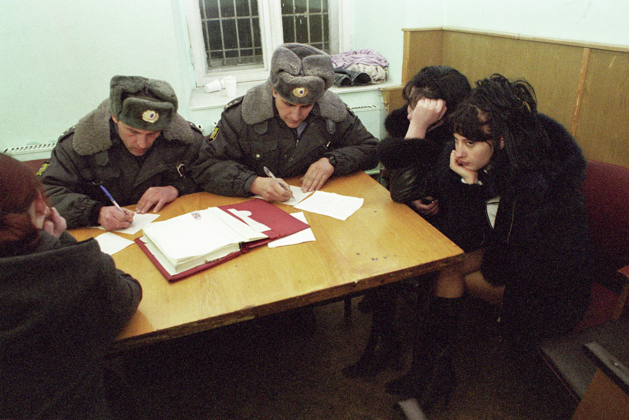 Работники милиции составляют административные протоколы на девушек, занимающихся проституцией. Фото: © РИА Новости / Олег Ласточкин